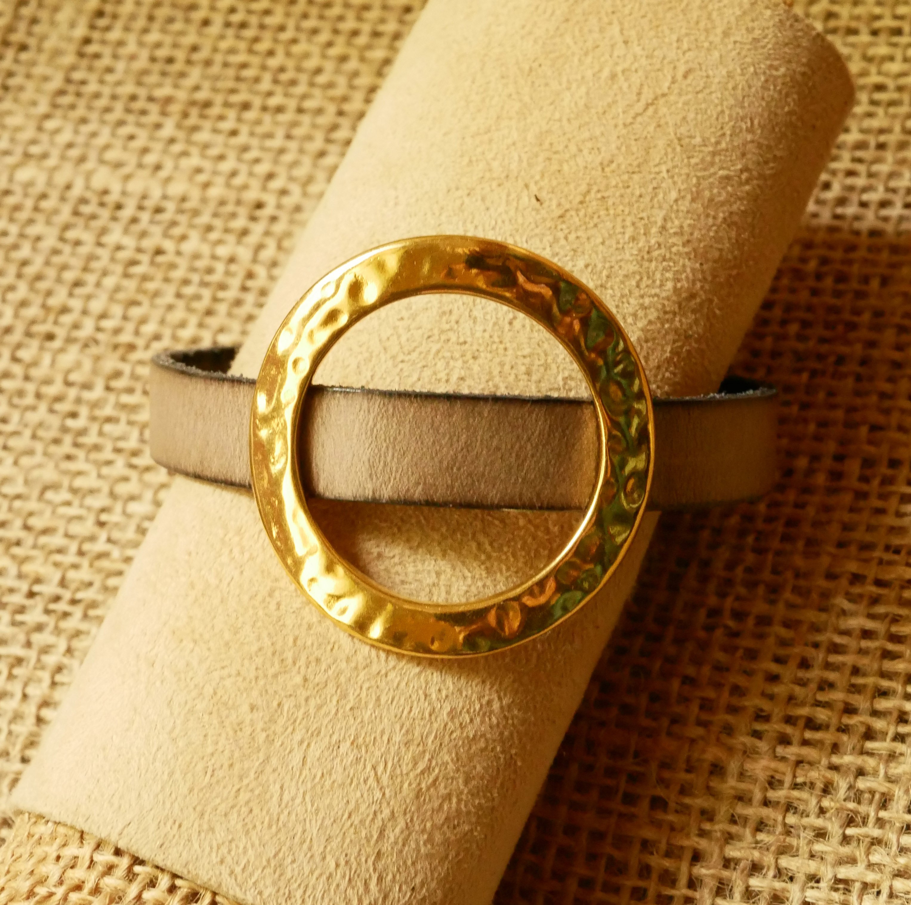 Bracciale donna grande anello d'oro in pelle colore a scelta