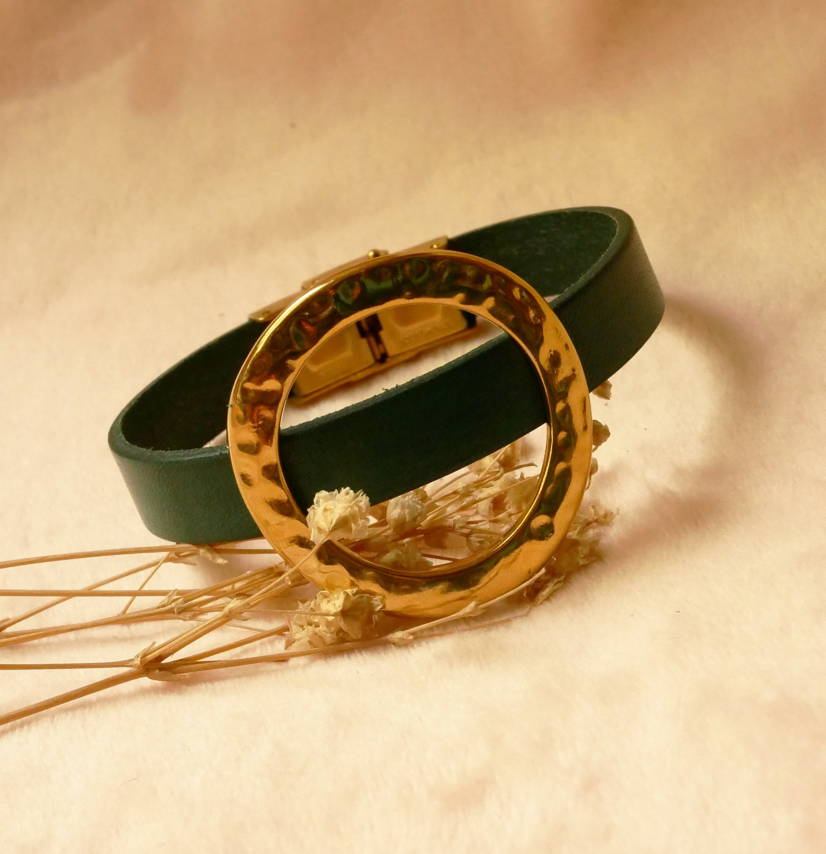 Bracciale donna grande anello d'oro in pelle colore a scelta