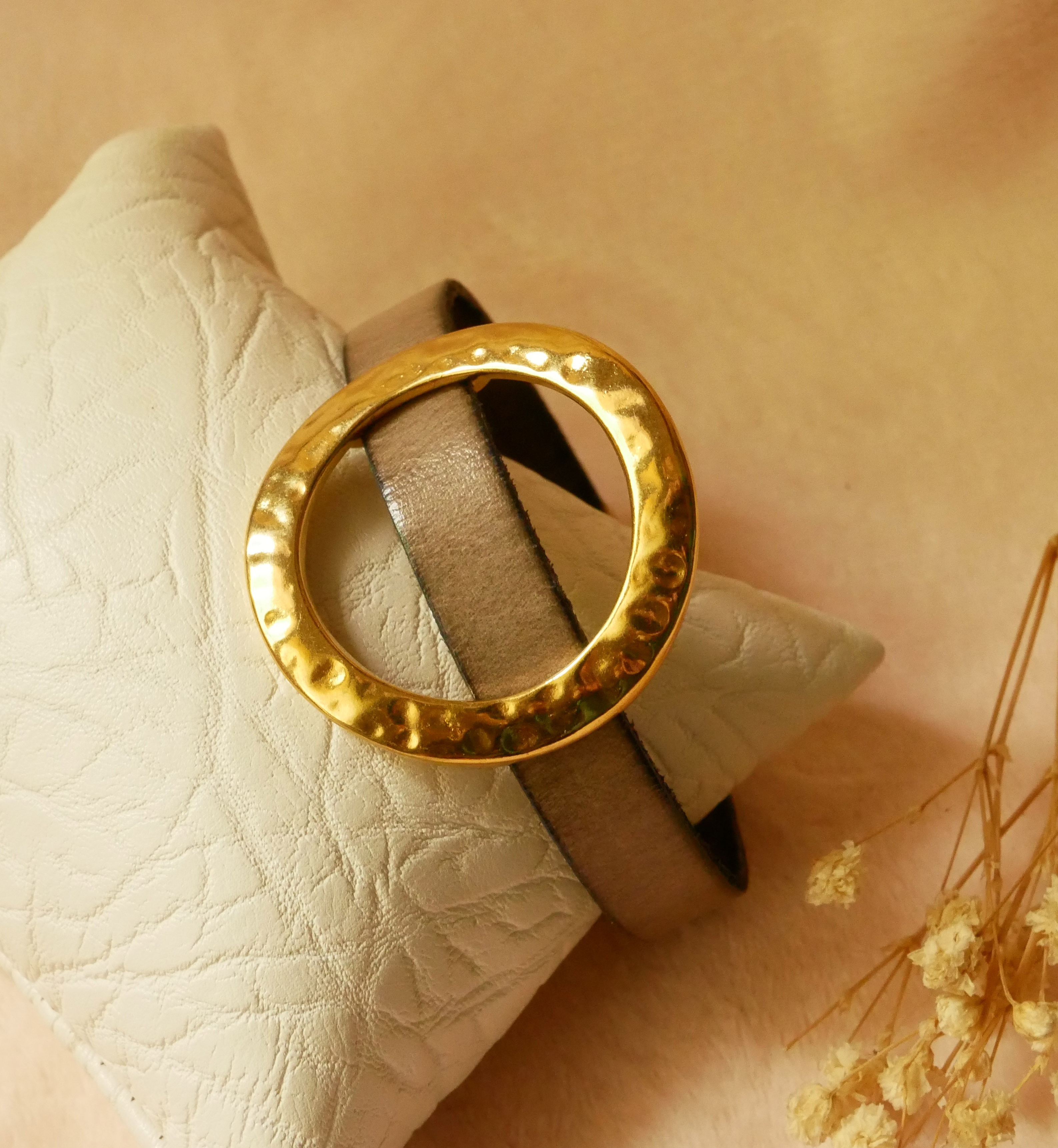 Bracciale donna grande anello d'oro in pelle colore a scelta