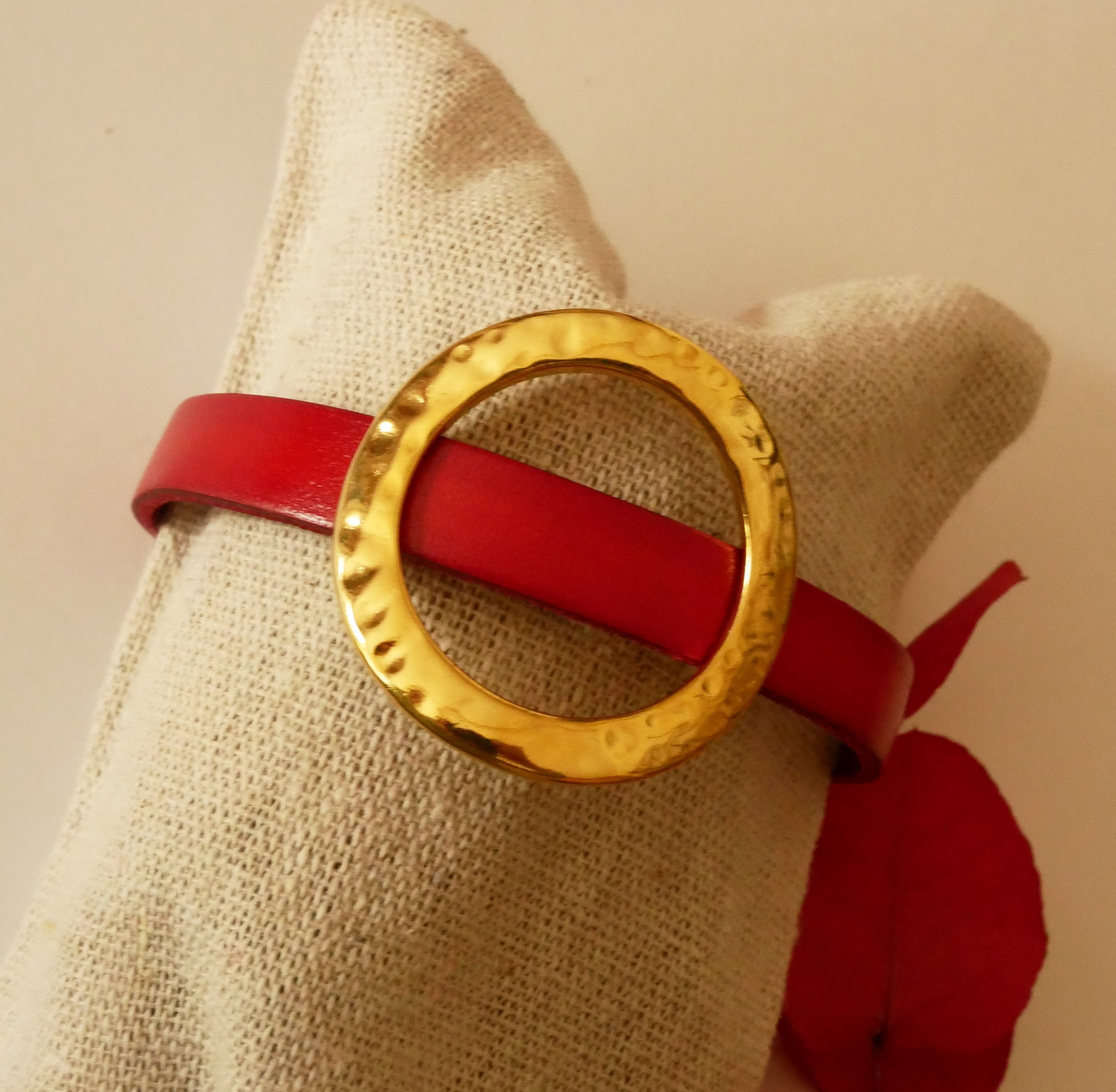 Bracciale donna grande anello d'oro in pelle colore a scelta