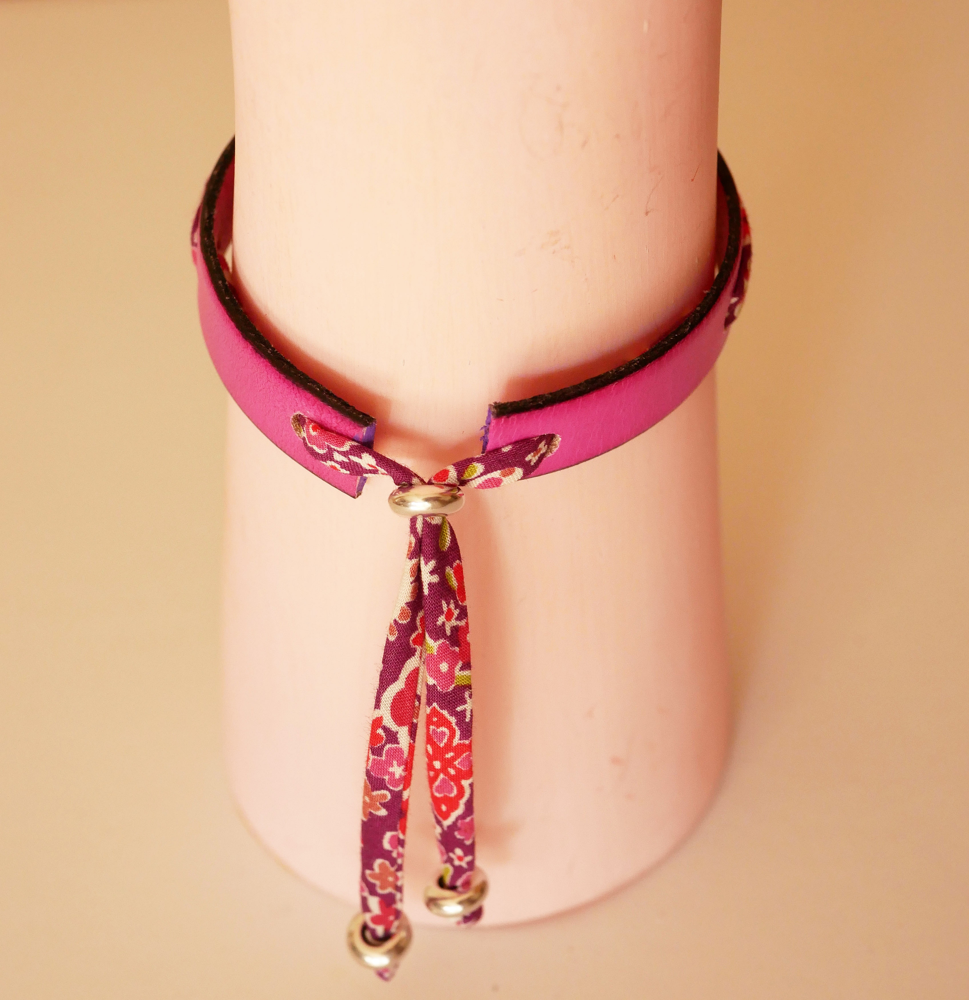 Bracelet coulissant en cuir fuchsia et ruban Liberty fleuri.