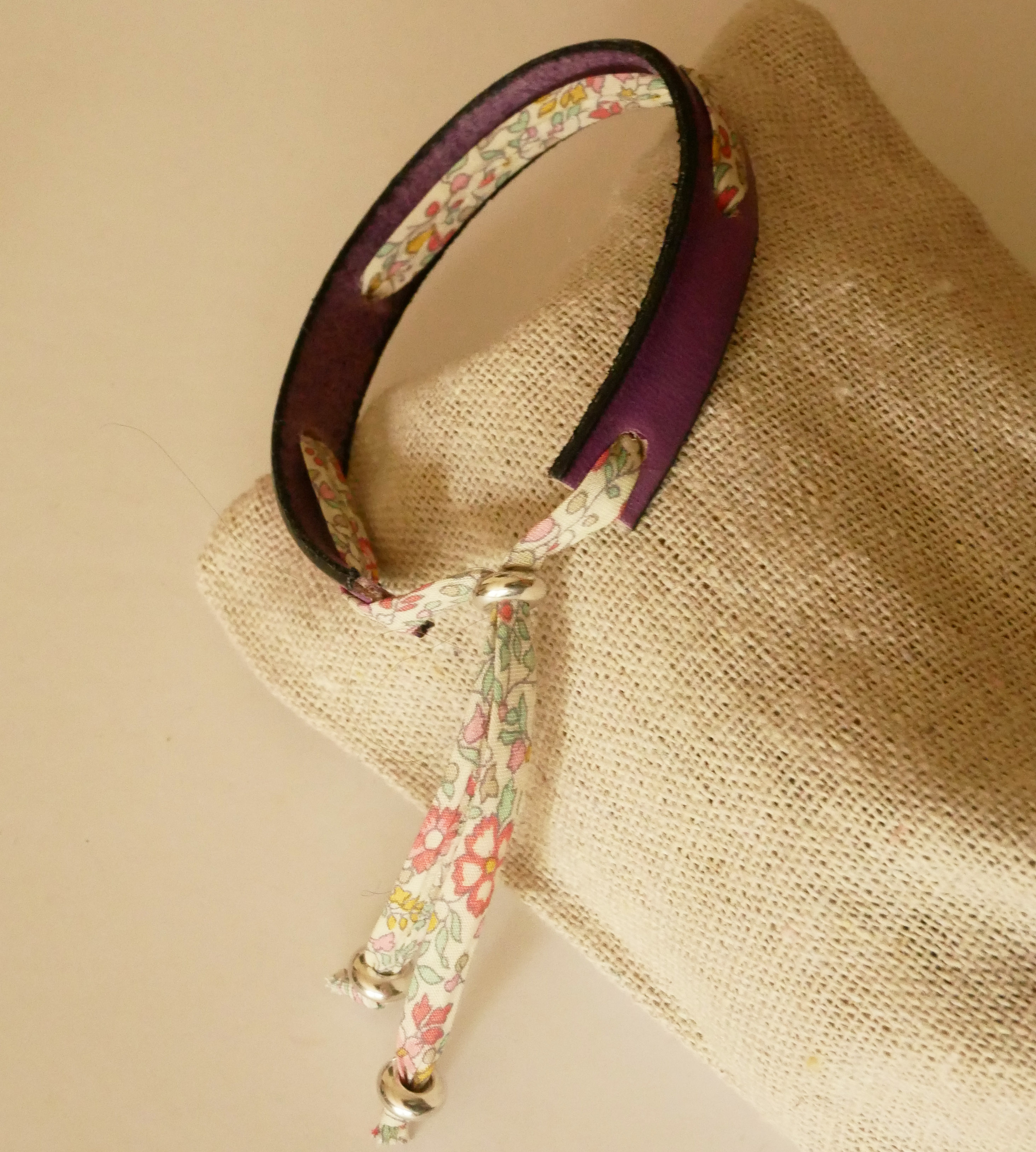 Bracciale Florâme "Brille" inciso con nastro liberty pastello su pelle viola
