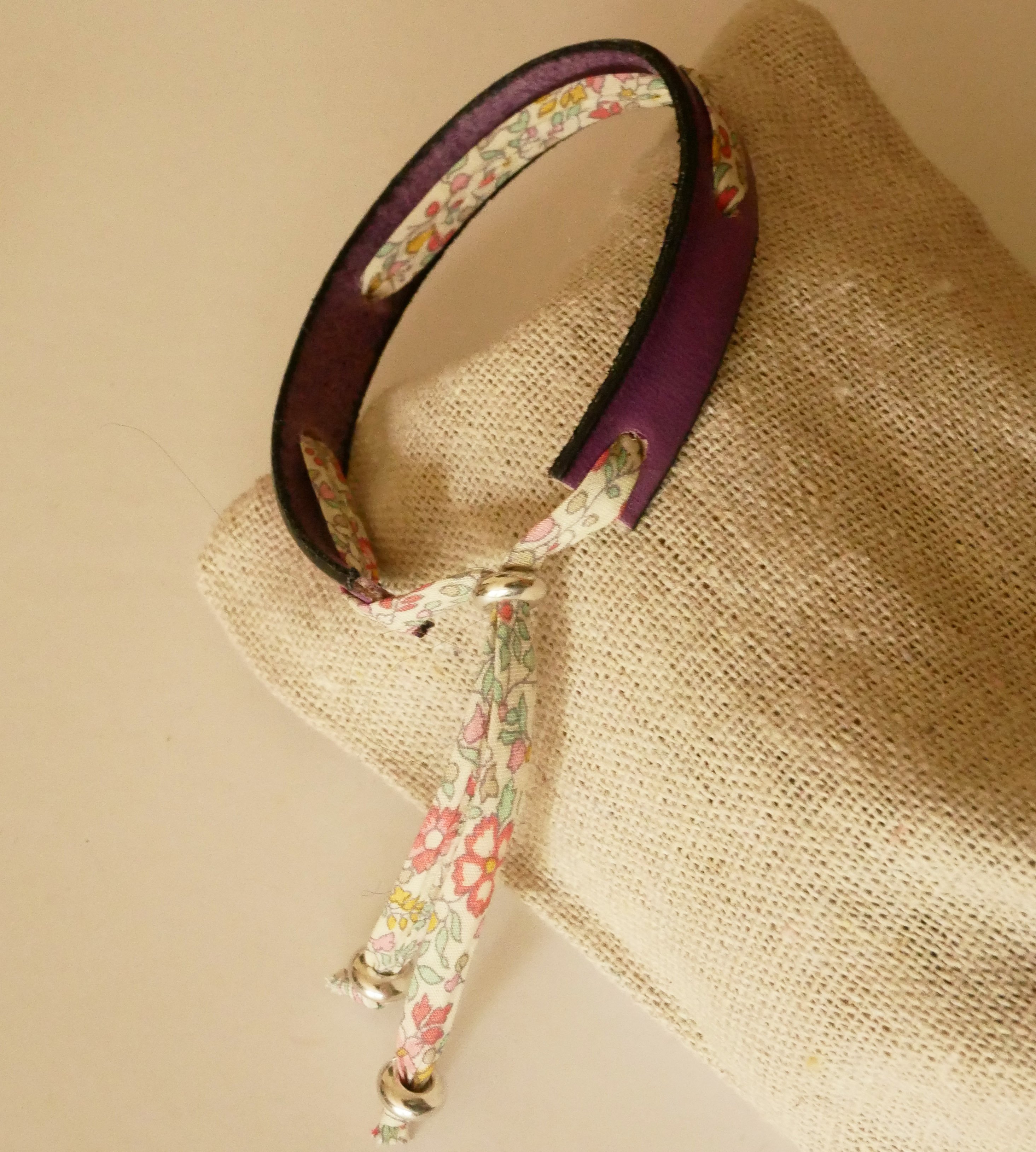 Bracciale Florâme "Brille" inciso con nastro liberty pastello su pelle viola