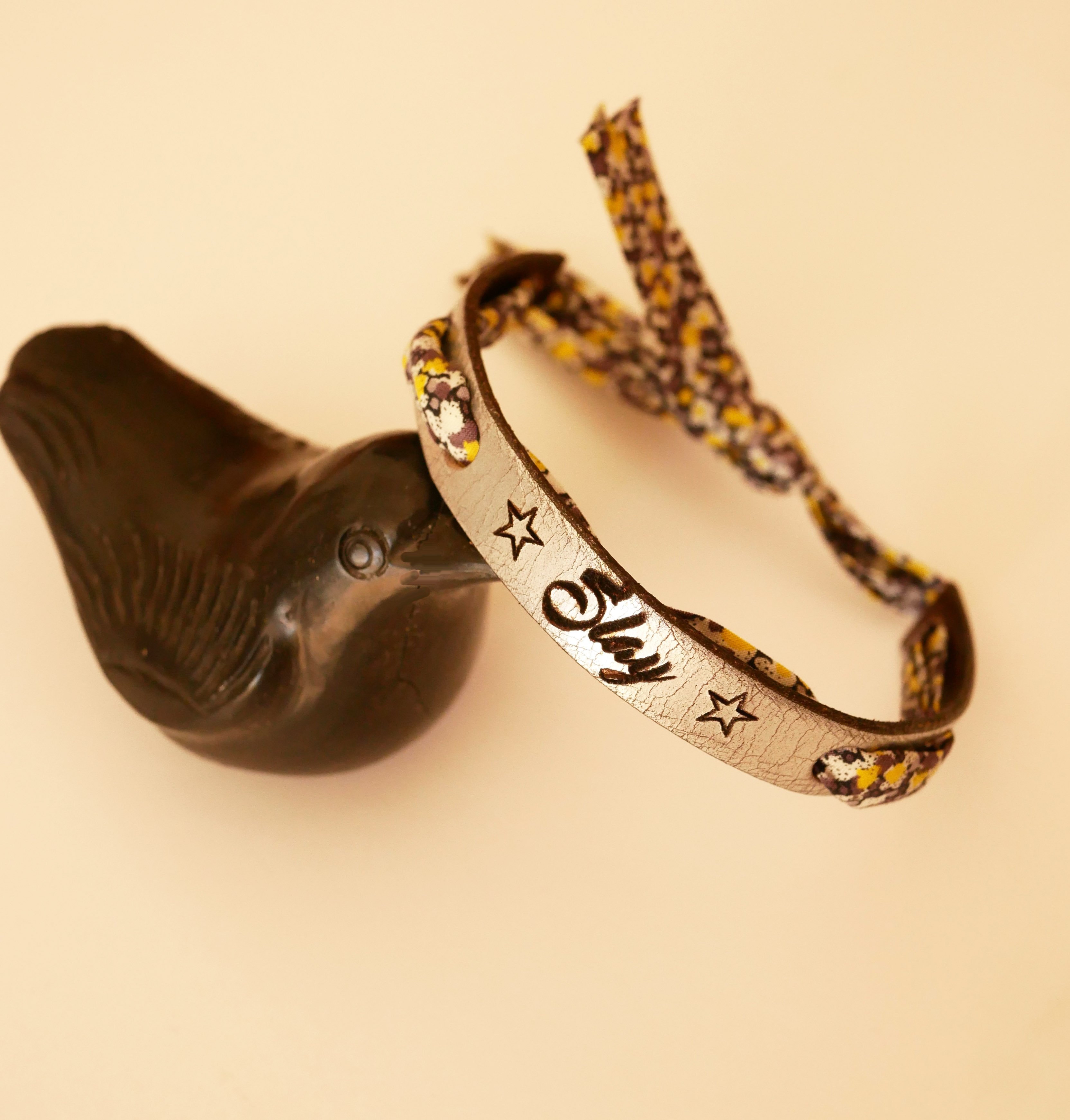 Bracciale Flor&acirc;me con incisione di fiori gialli a nastro liberty su pelle argentata