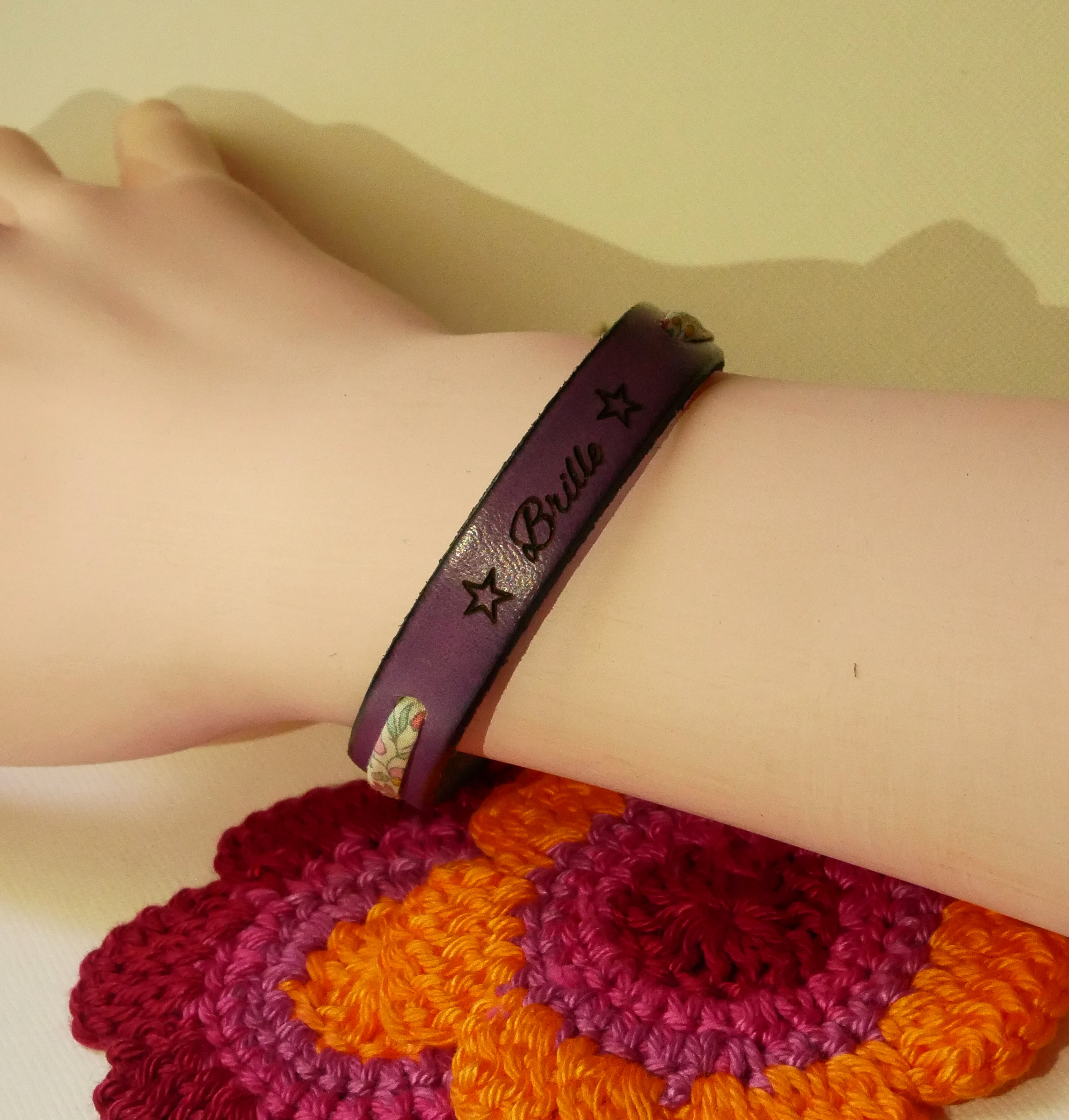Bracciale Florâme "Brille" inciso con nastro liberty pastello su pelle viola