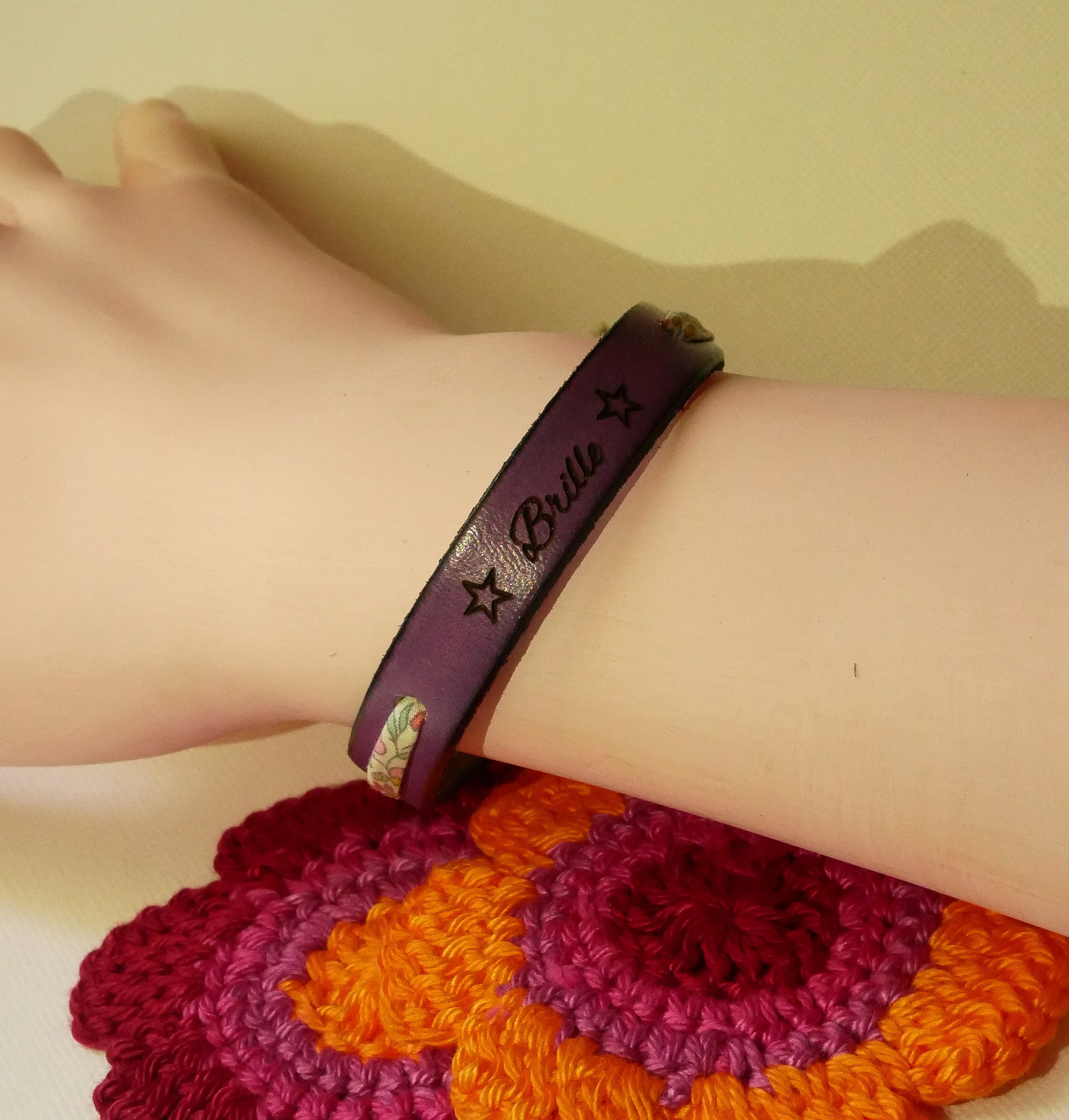 Bracciale Flor&acirc;me "Brille" inciso con nastro liberty pastello su pelle viola