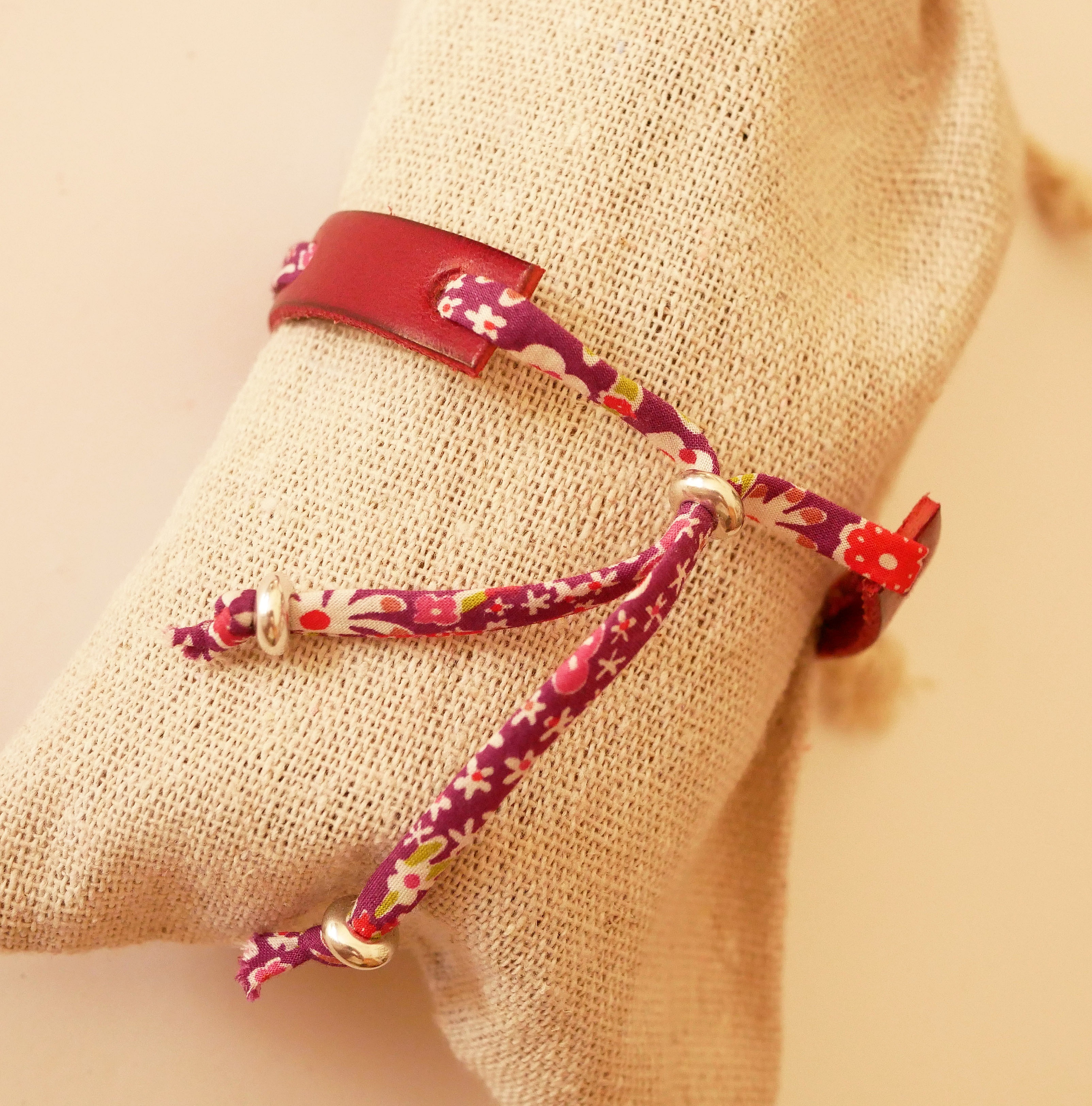 Bracelet coulissant Florâme en cuir rouge et ruban Liberty.