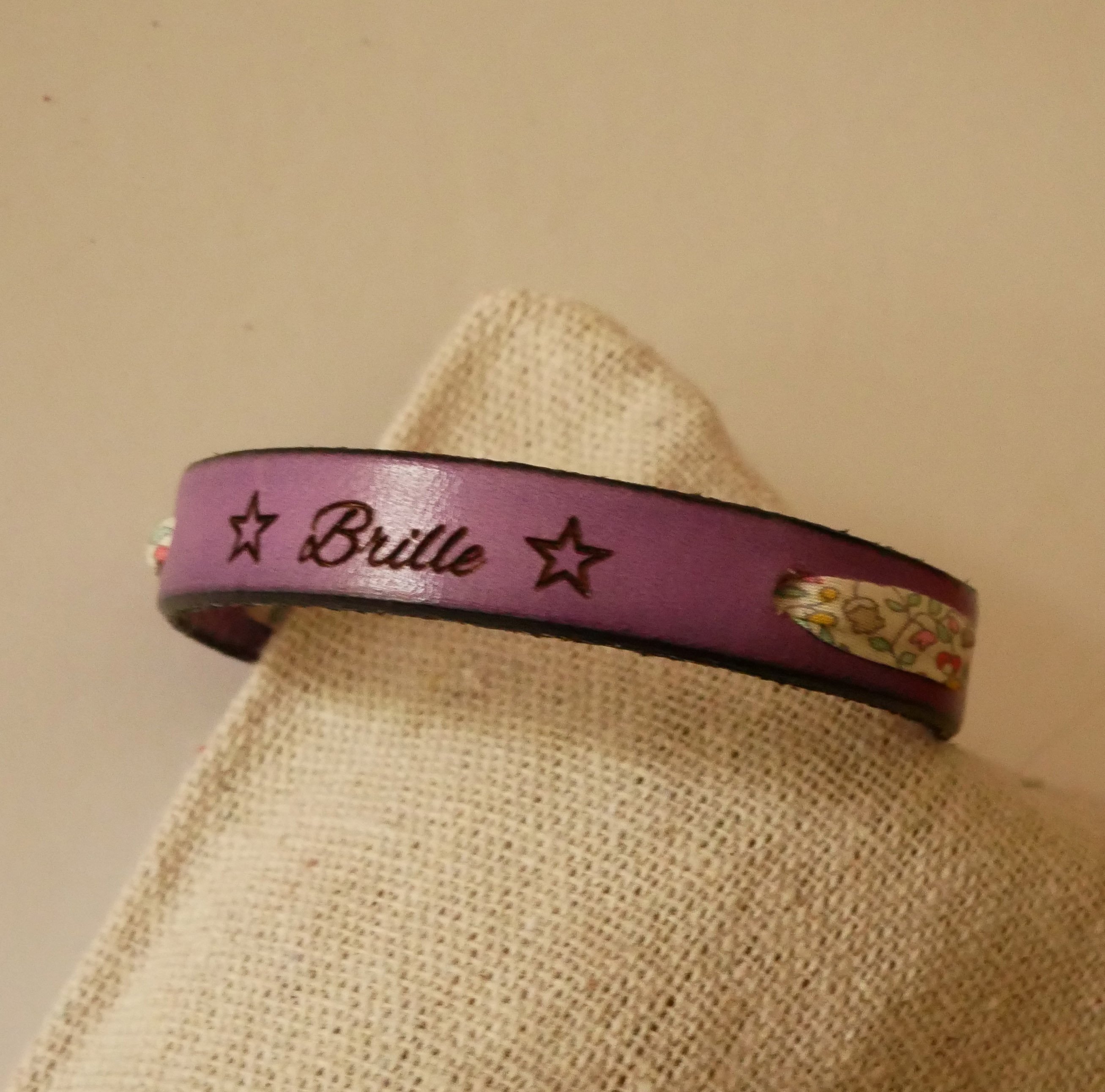 Bracciale Florâme "Brille" inciso con nastro liberty pastello su pelle viola