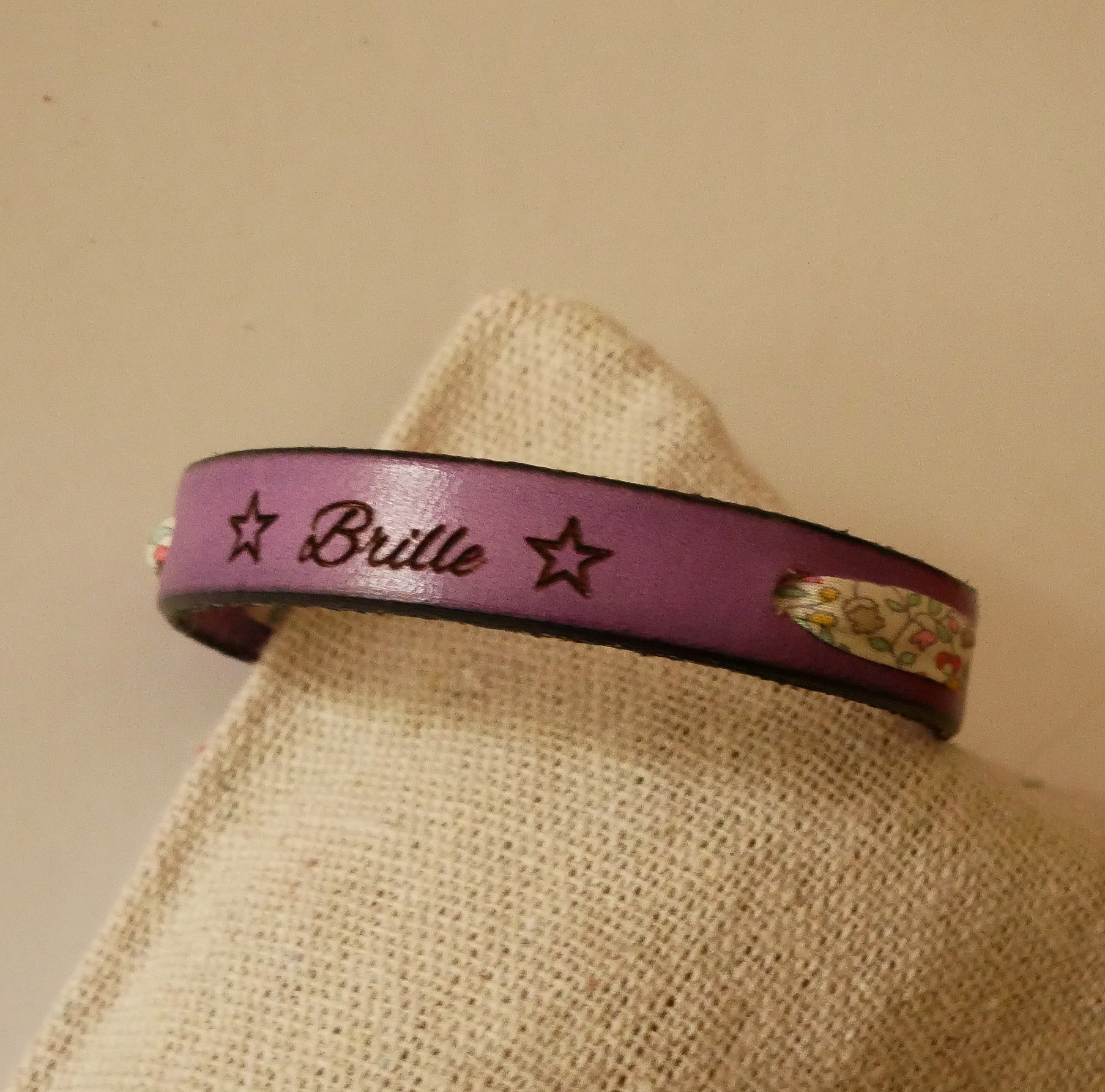 Bracciale Flor&acirc;me "Brille" inciso con nastro liberty pastello su pelle viola