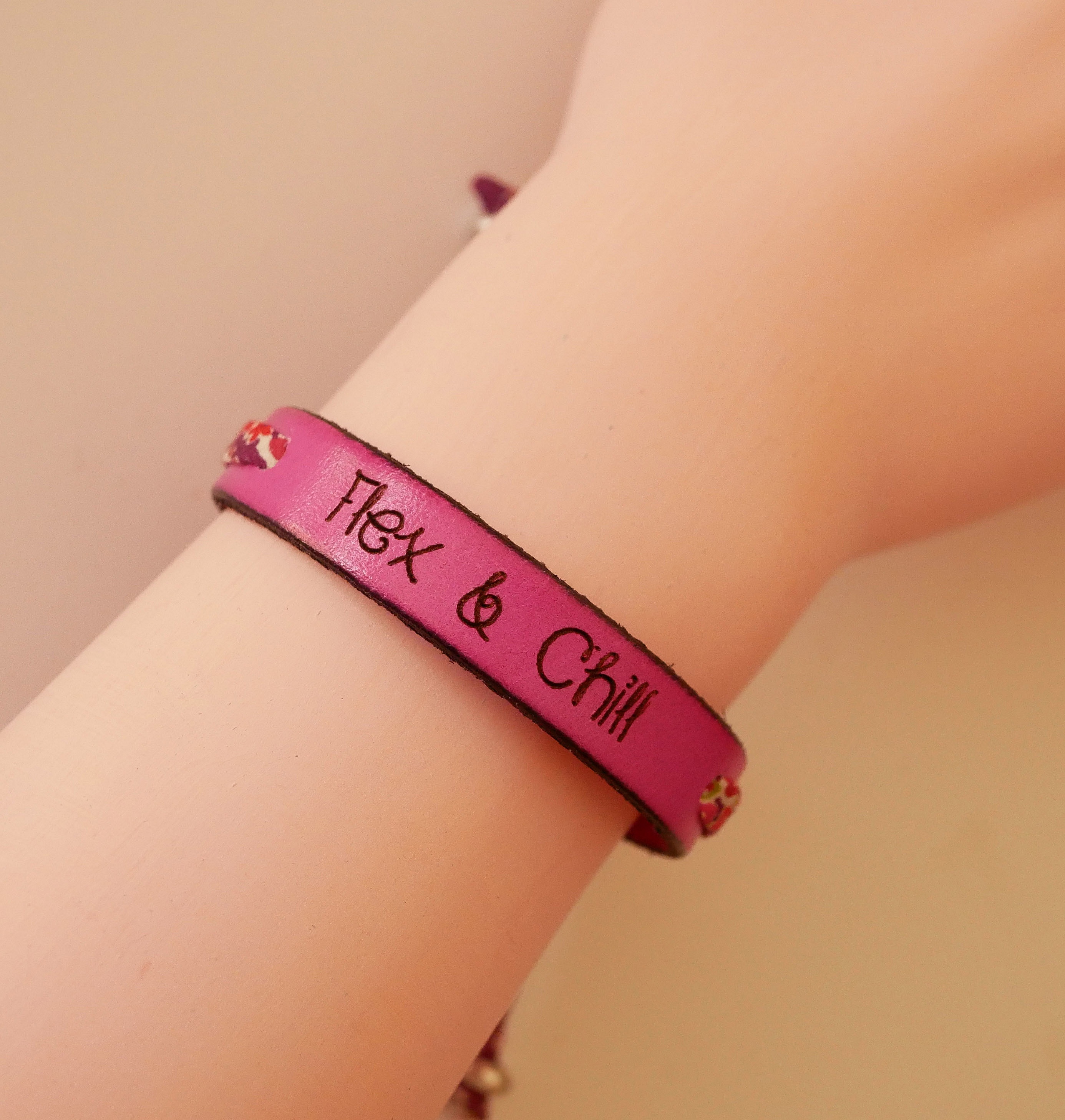 Bracelet en cuir fuchsia gravé Flex & Chill Liberty fleuri.