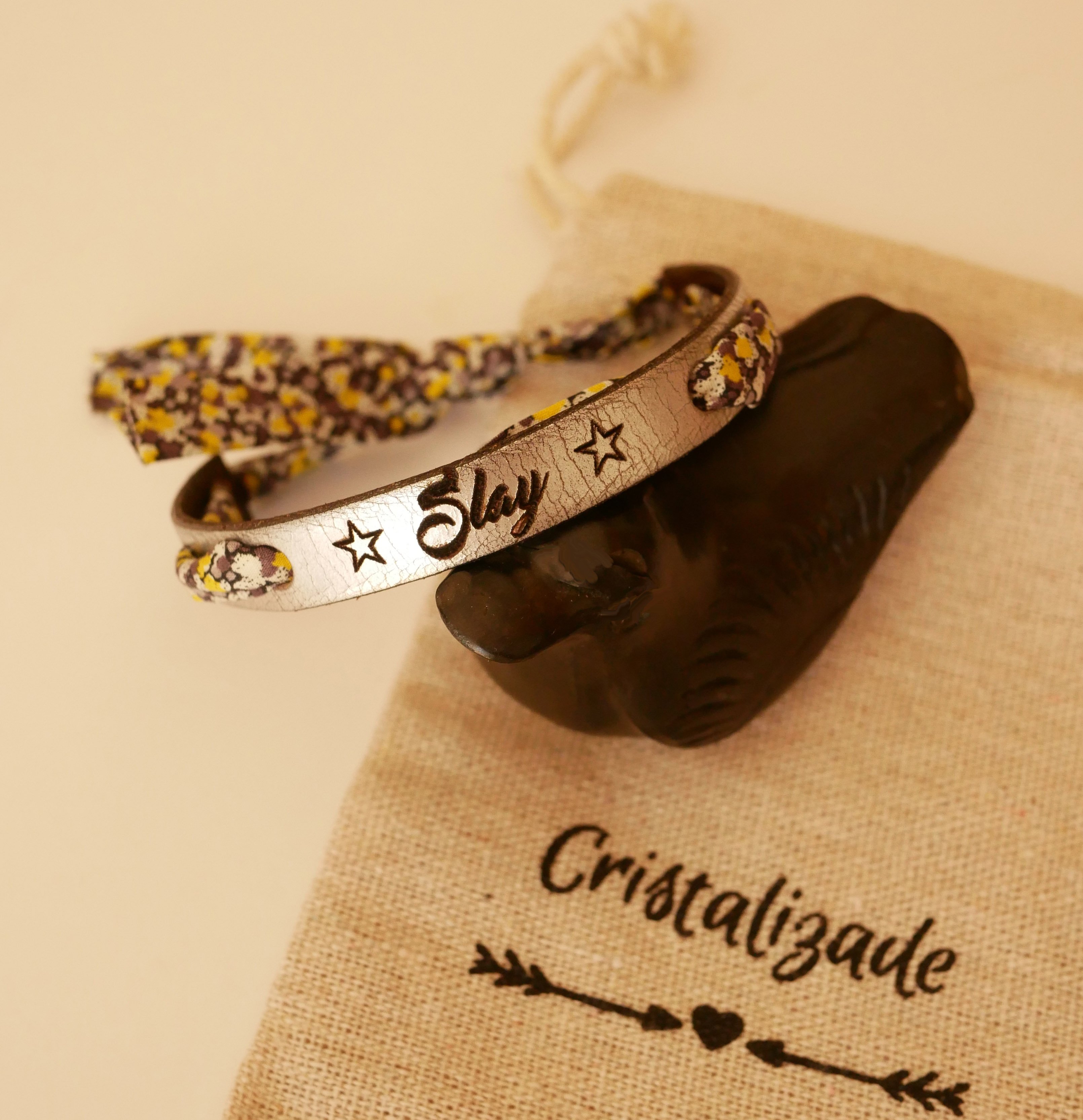 Bracciale Flor&acirc;me con incisione di fiori gialli a nastro liberty su pelle argentata