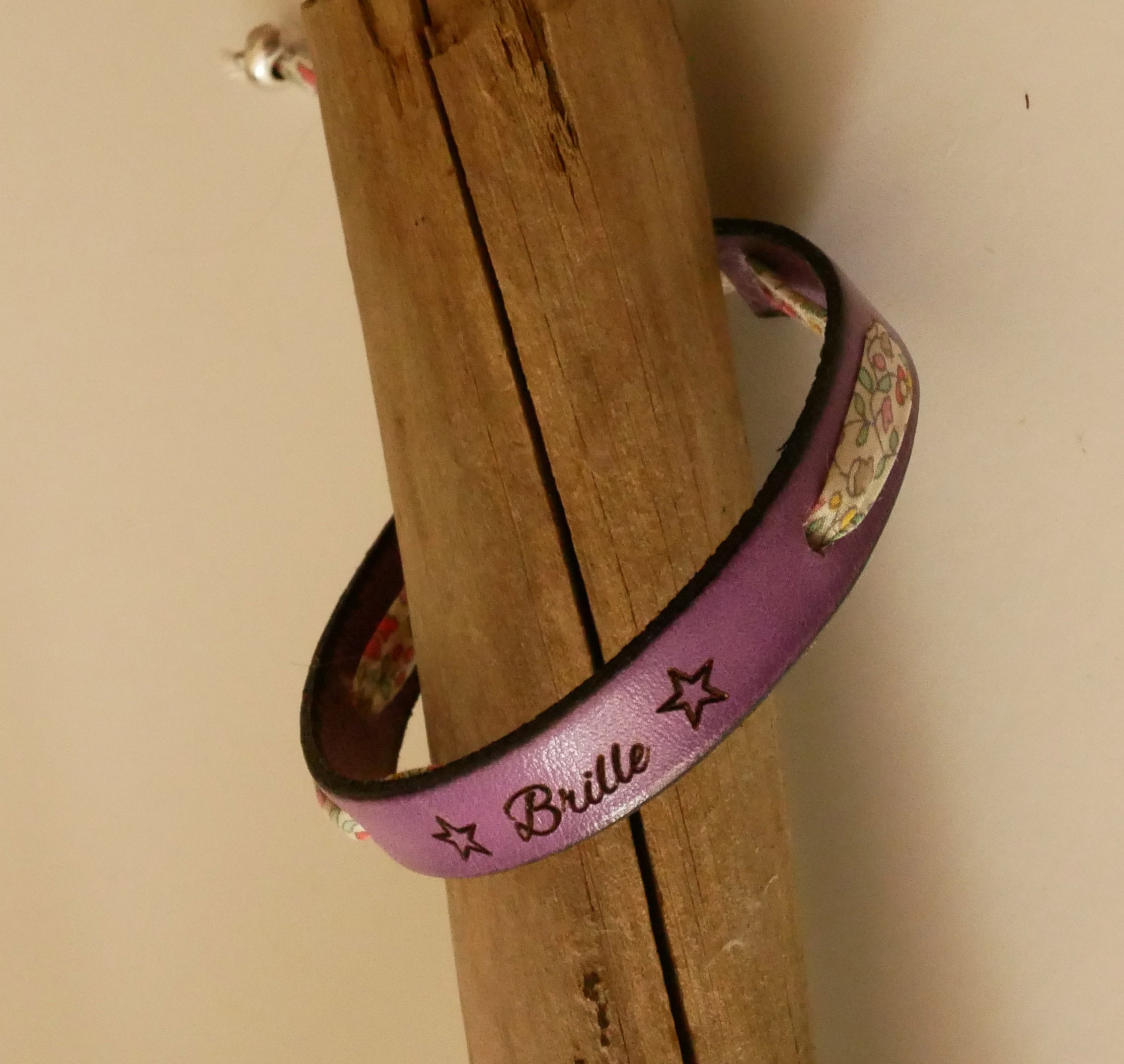 Bracciale Flor&acirc;me "Brille" inciso con nastro liberty pastello su pelle viola