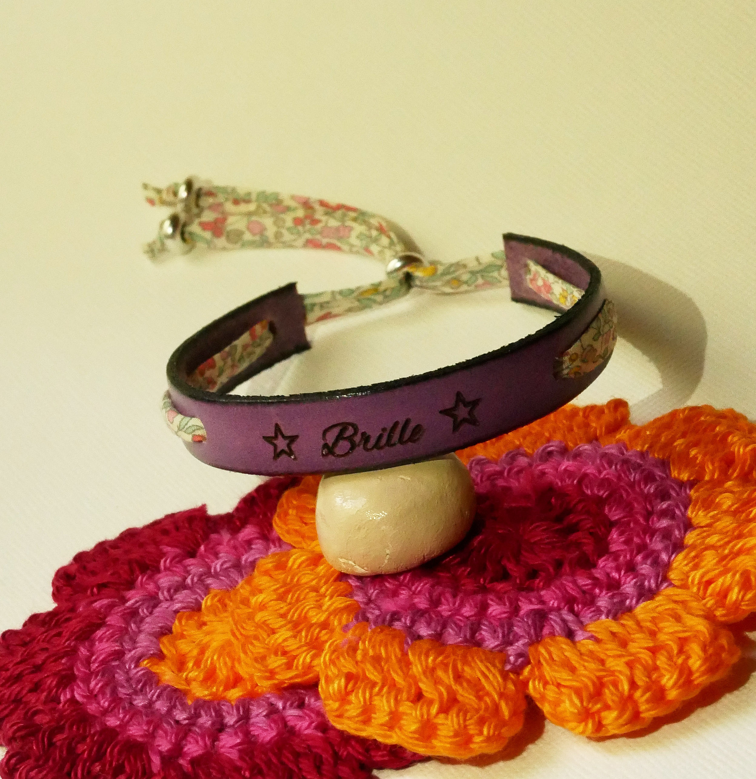 Bracciale Flor&acirc;me "Brille" inciso con nastro liberty pastello su pelle viola