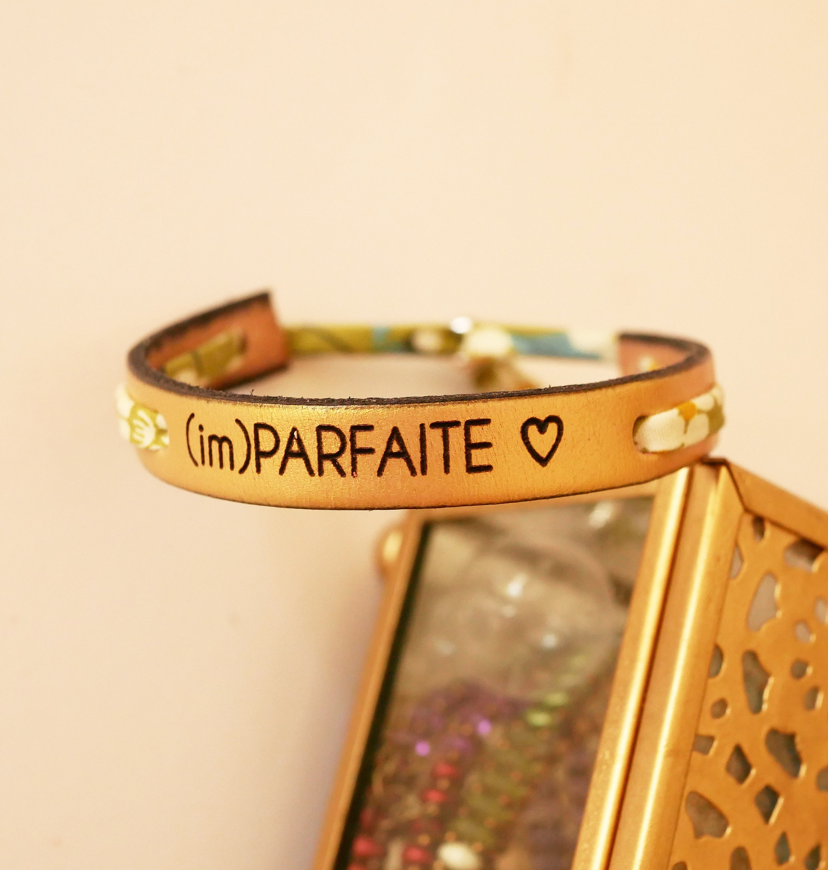 Bracelet Florâme doré gravé ImParfaite avec ruban liberty vert.