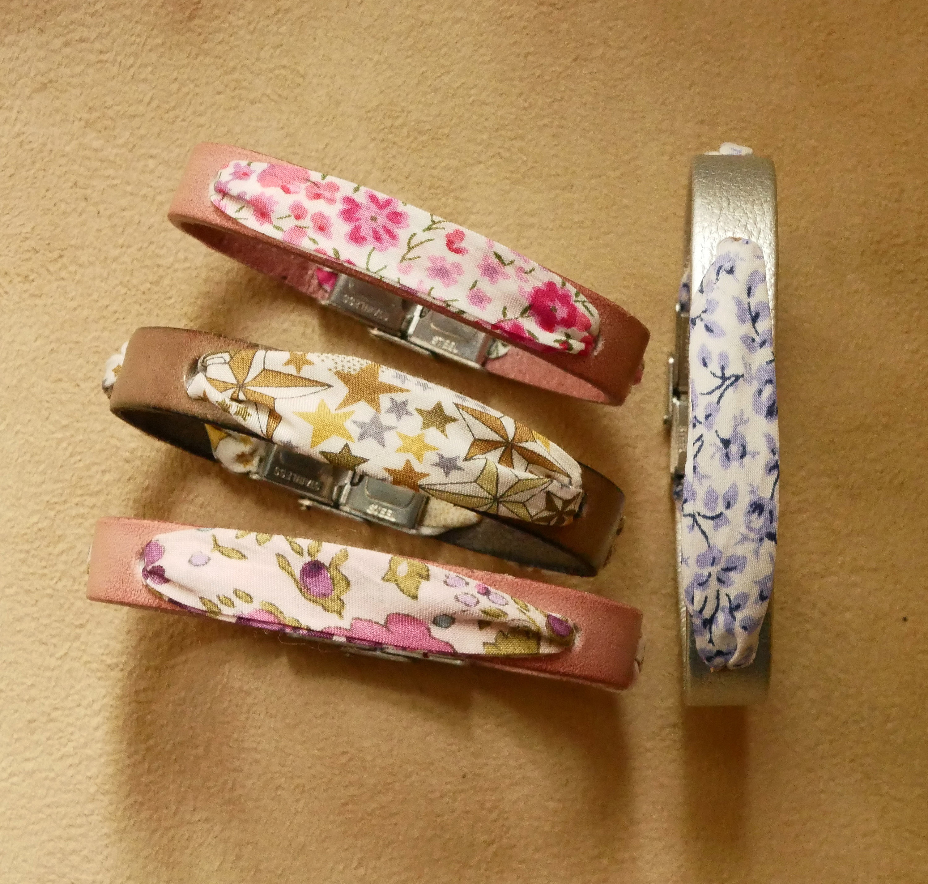 Bracelets personnalisés en cuir et ruban liberty fleuri.