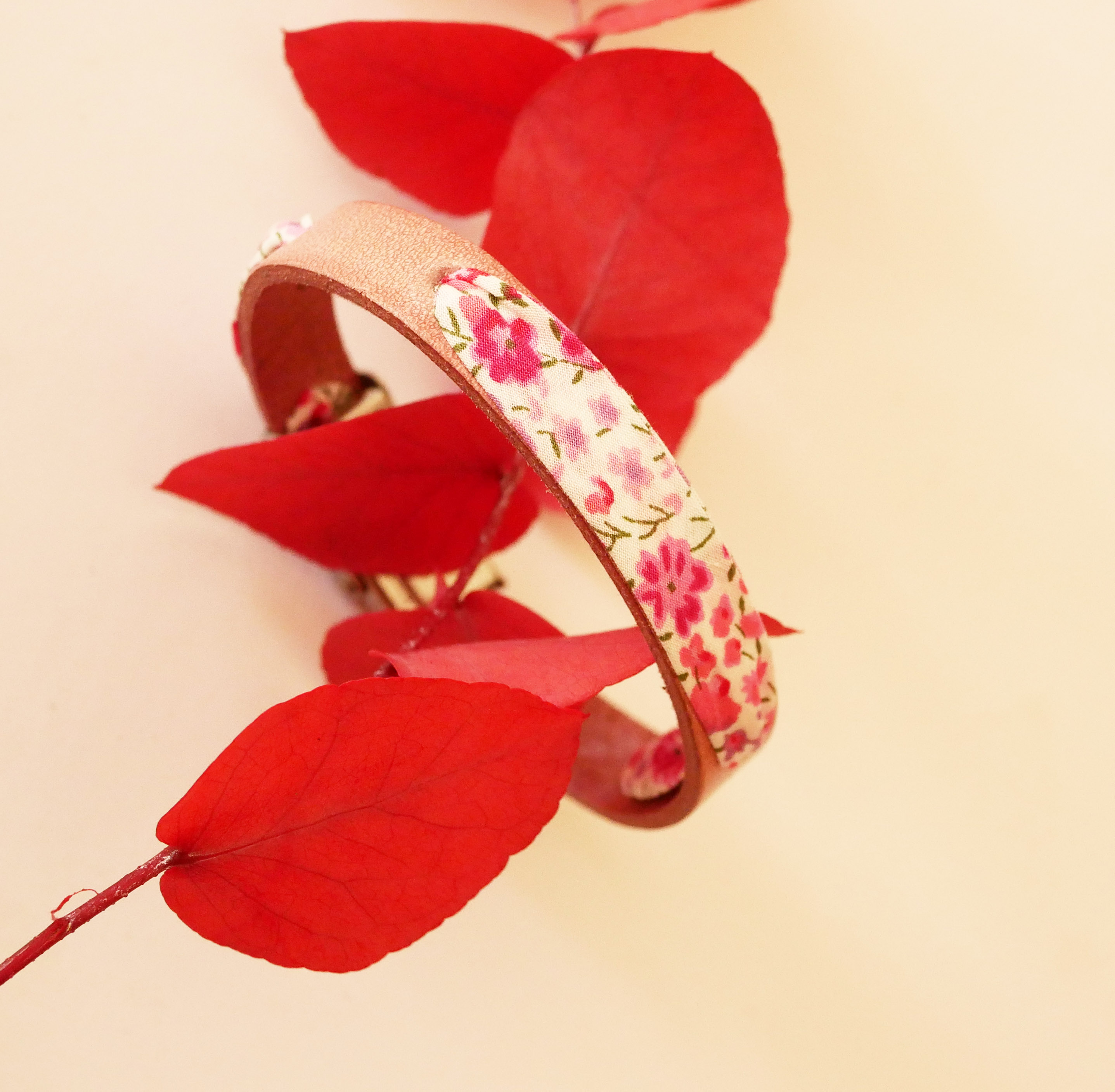 Bracciale Florâme con fiori di nastro liberty rosa su pelle rosa invecchiata