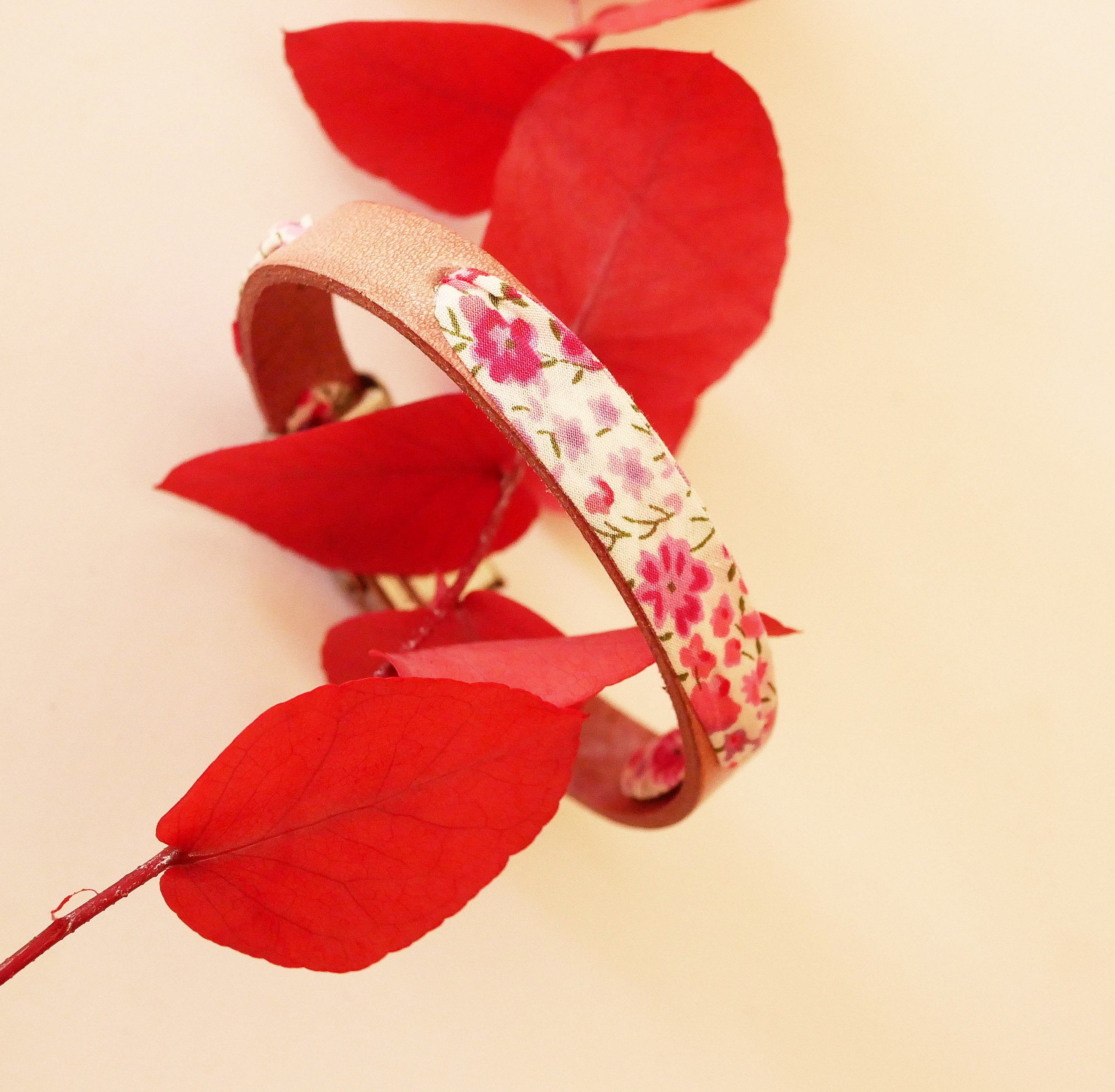 Bracciale Flor&acirc;me con fiori di nastro liberty rosa su pelle rosa invecchiata