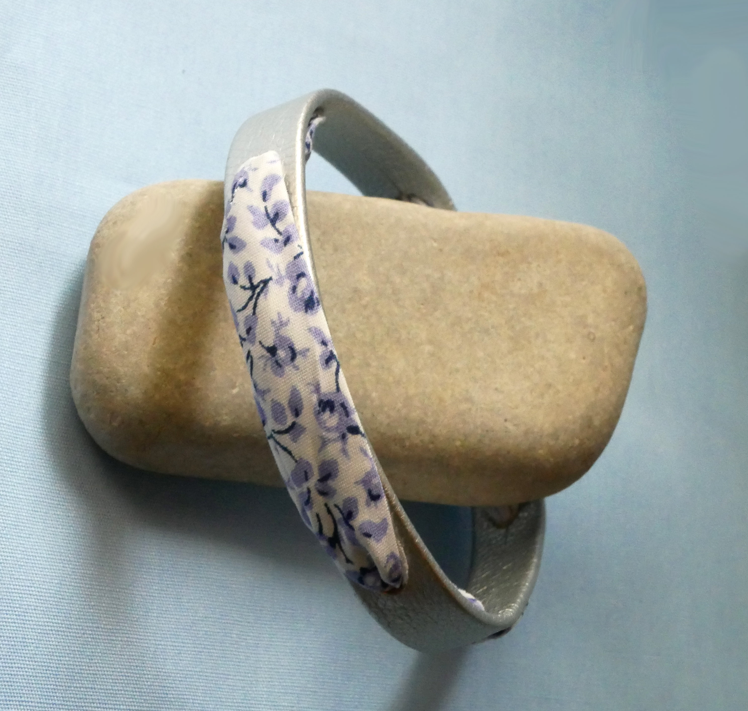 Bracciale Florâme con nastro liberty e fiori blu su pelle argentata