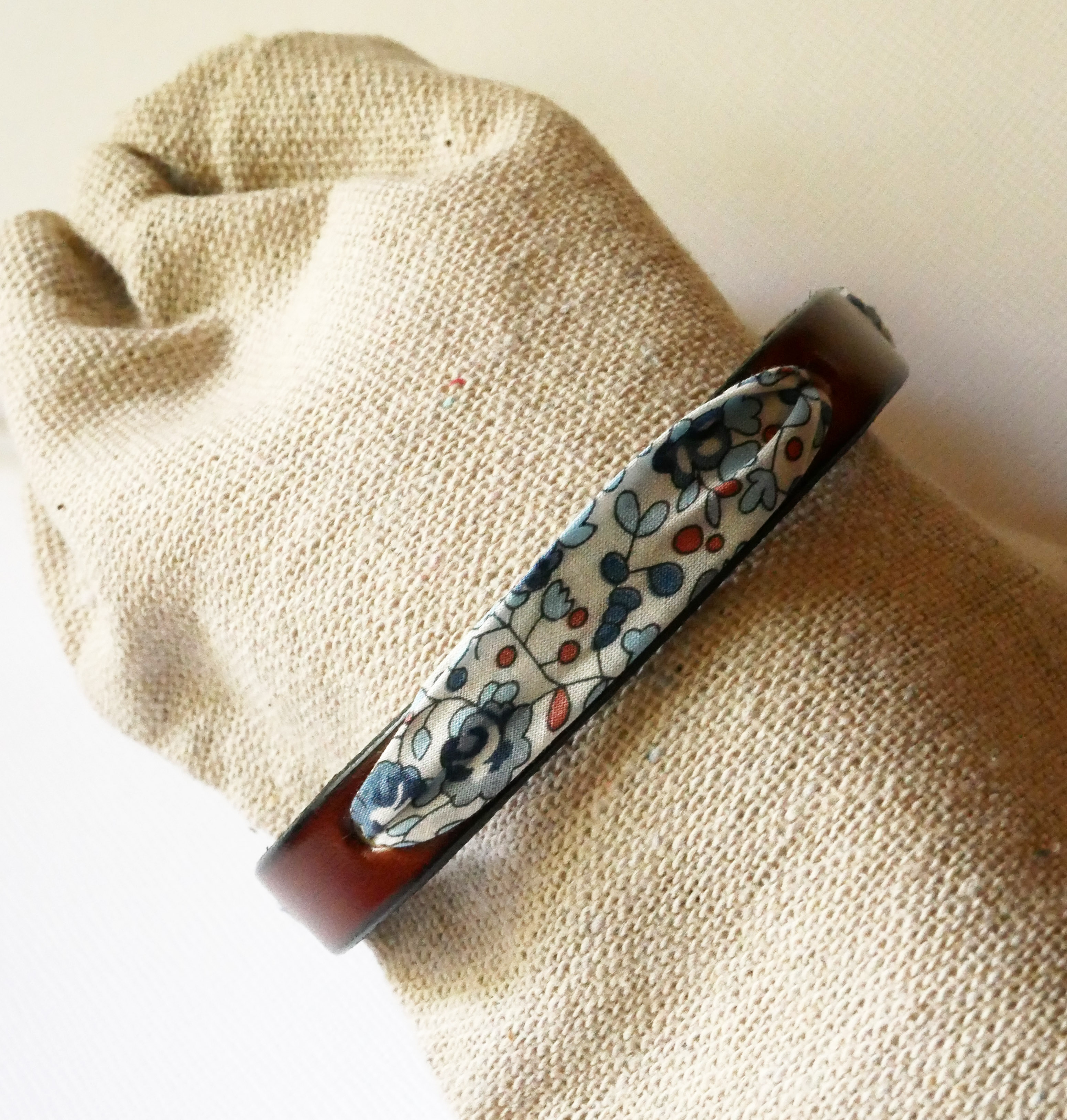 Bracciale Florâme con nastro liberty Eloïse fiori blu su pelle marrone