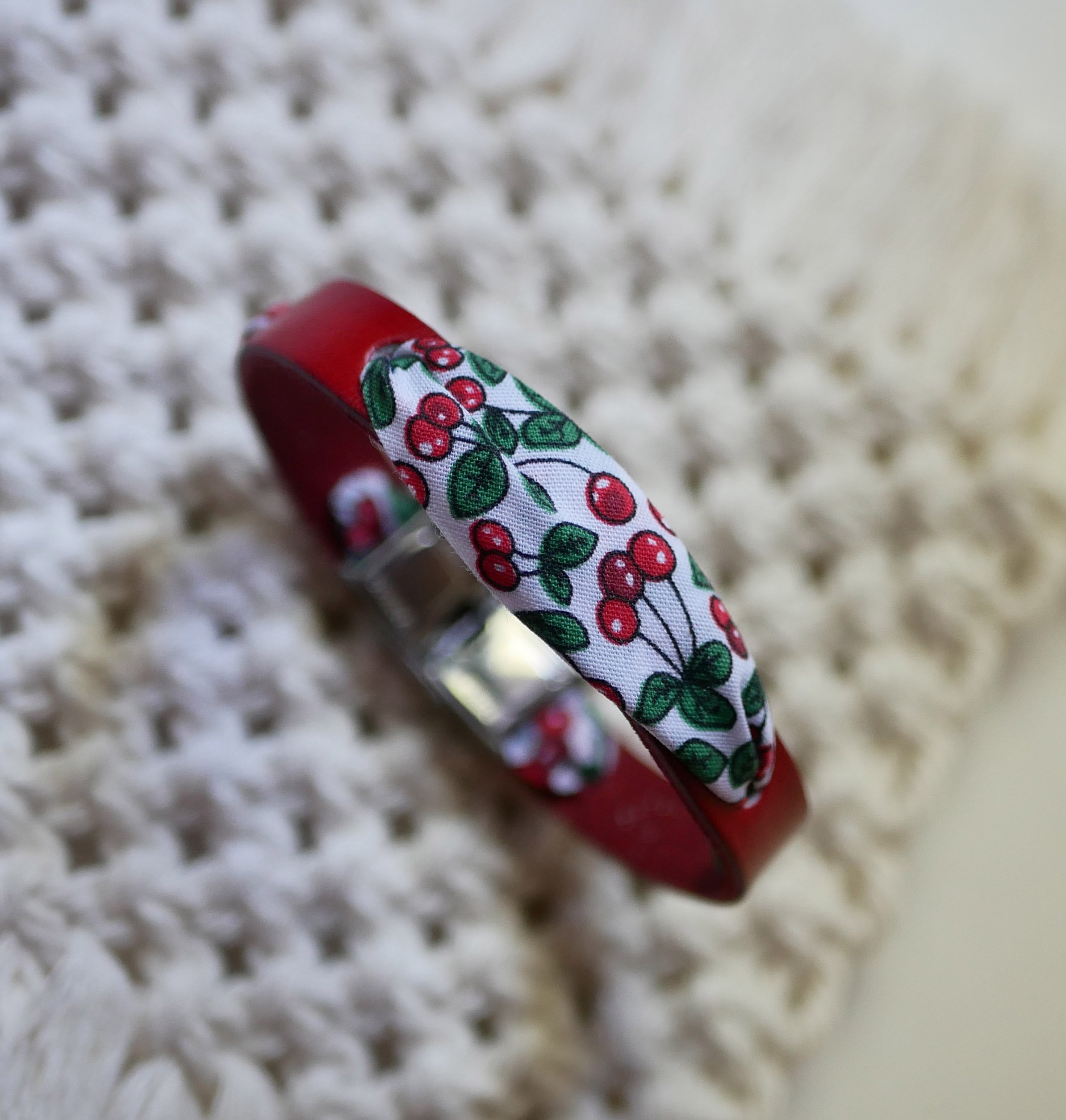 Bracciale Florâme con nastro di frutti di ciliegio su pelle rossa