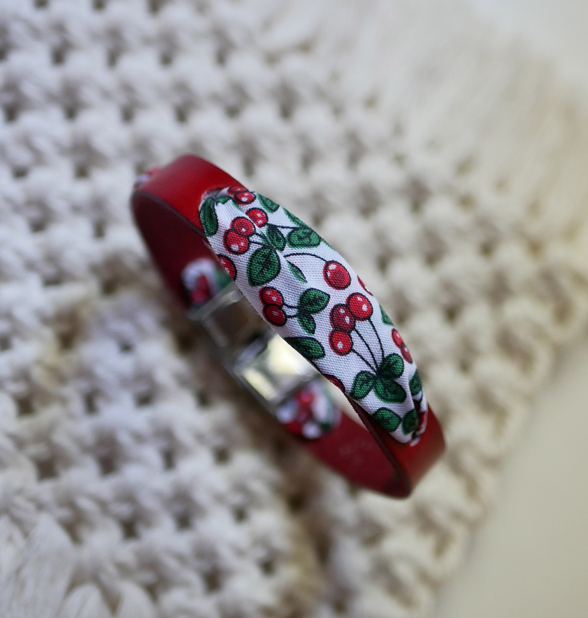 Bracciale Flor&acirc;me con nastro di frutti di ciliegio su pelle rossa