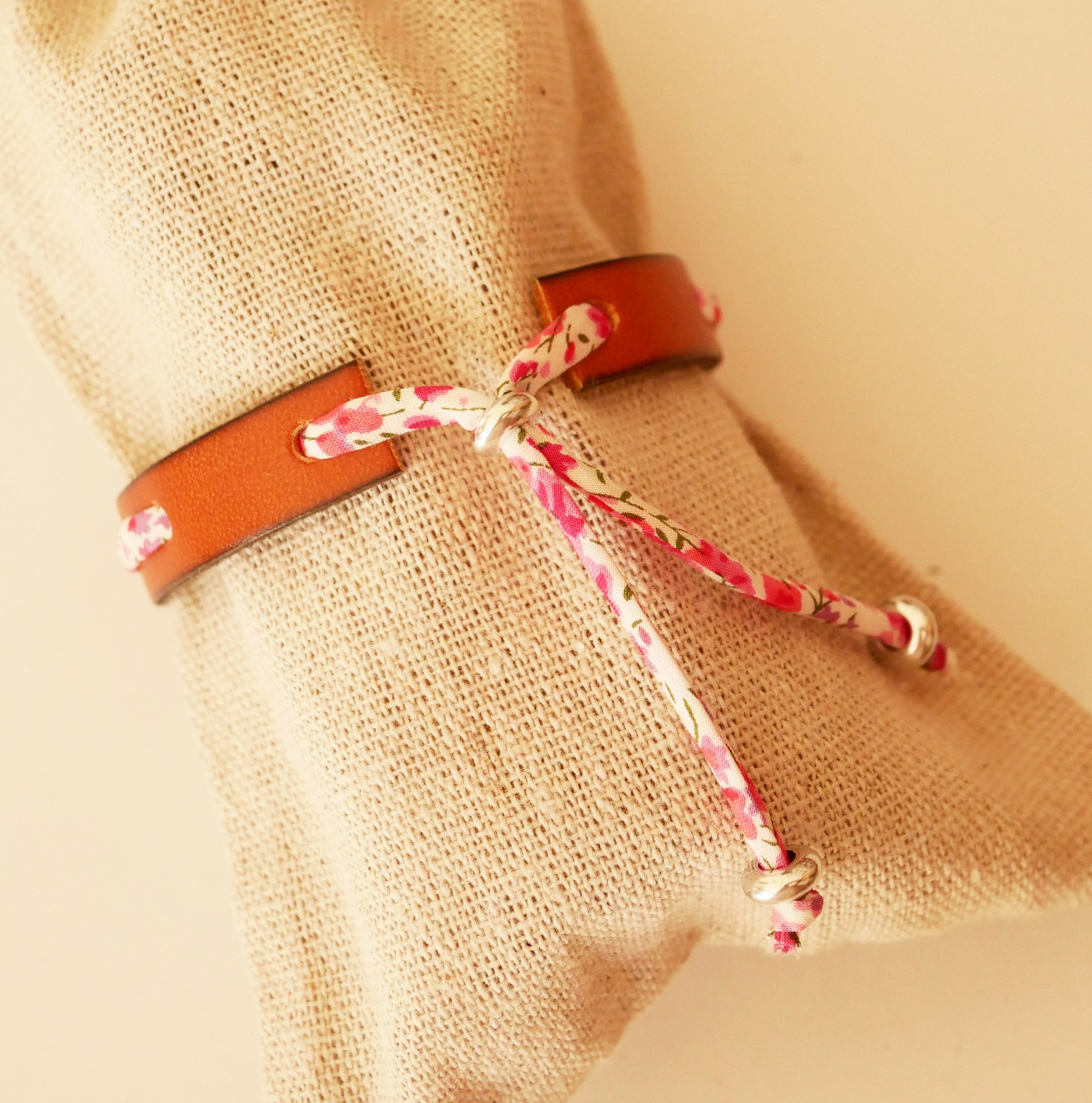 Bracciale Florâme con nastro liberty Phoebe Rose su pelle marrone
