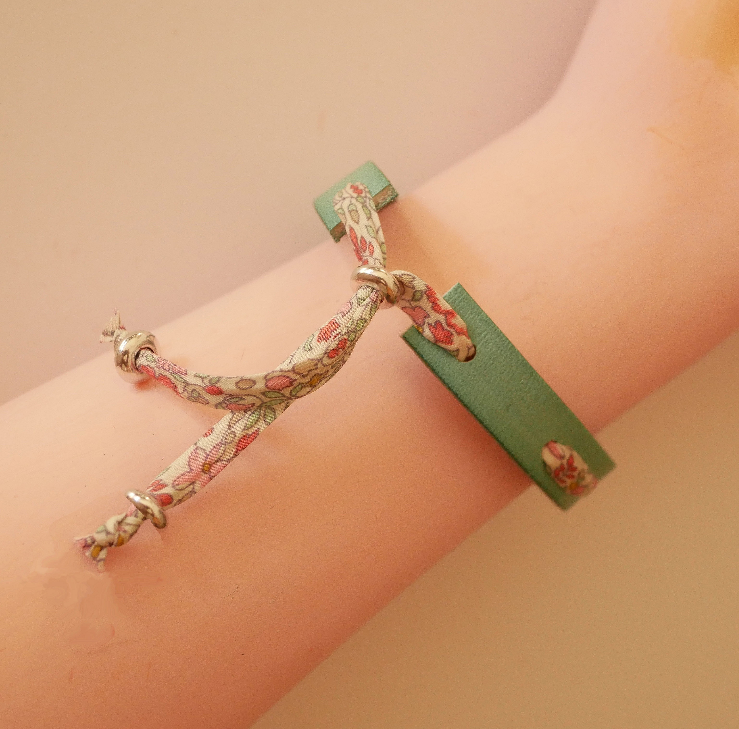 Bracciale Flor&acirc;me con nastro liberty pastello su pelle verde celeste