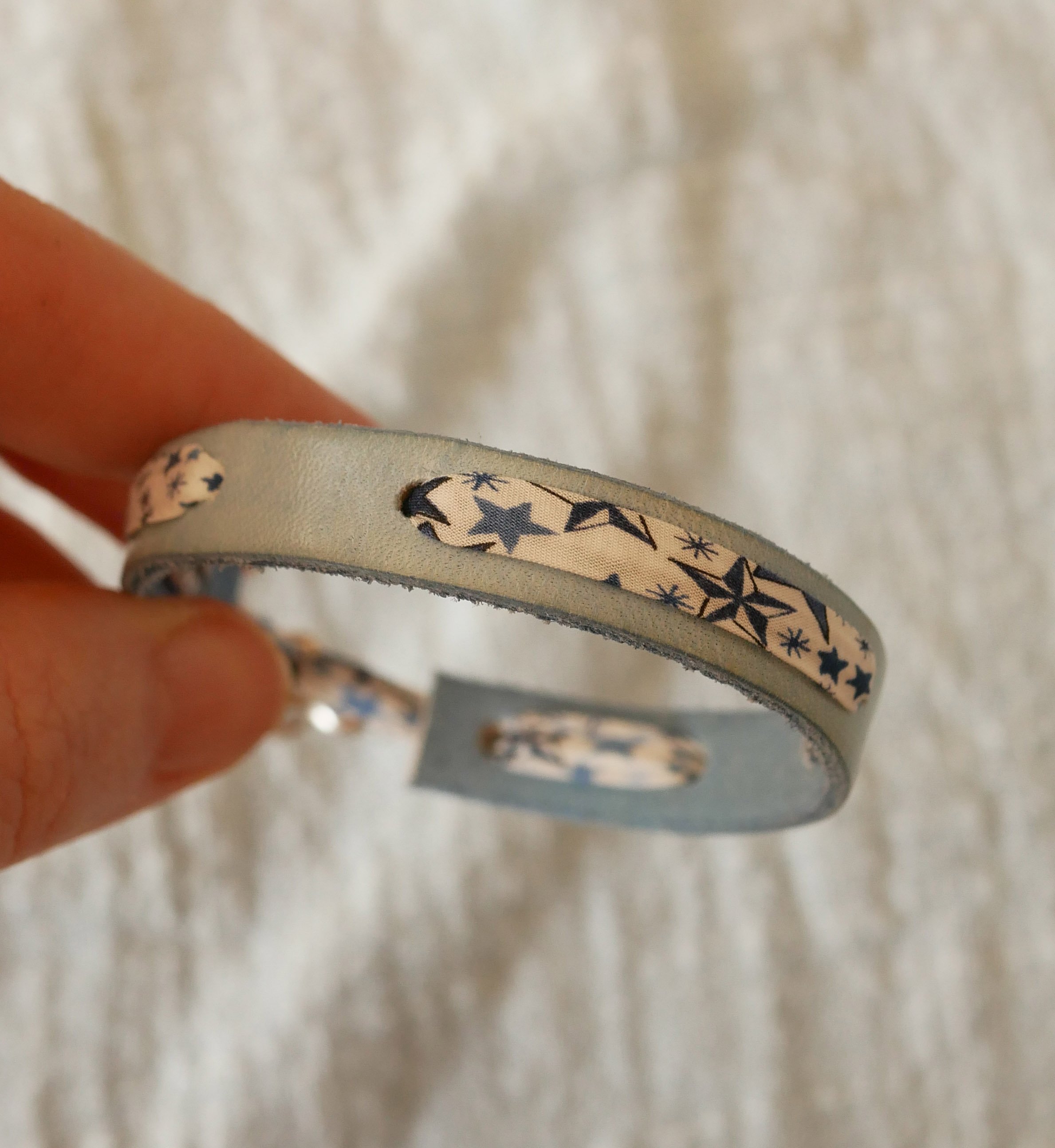 Bracciale Florâme con nastro liberty stelle blu su pelle celeste