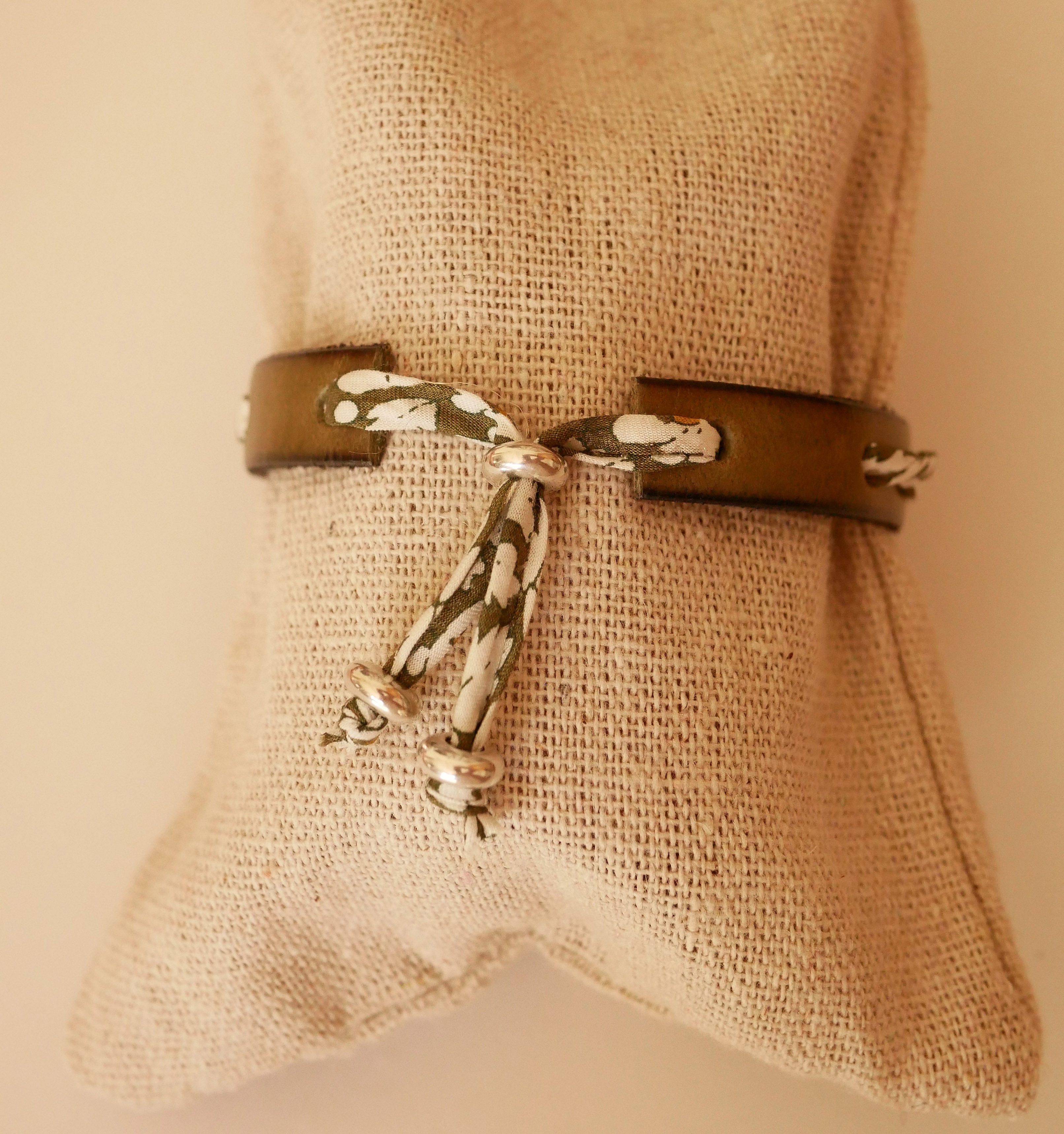 Bracciale Flor&acirc;me con nastro liberty verde su pelle verde lime