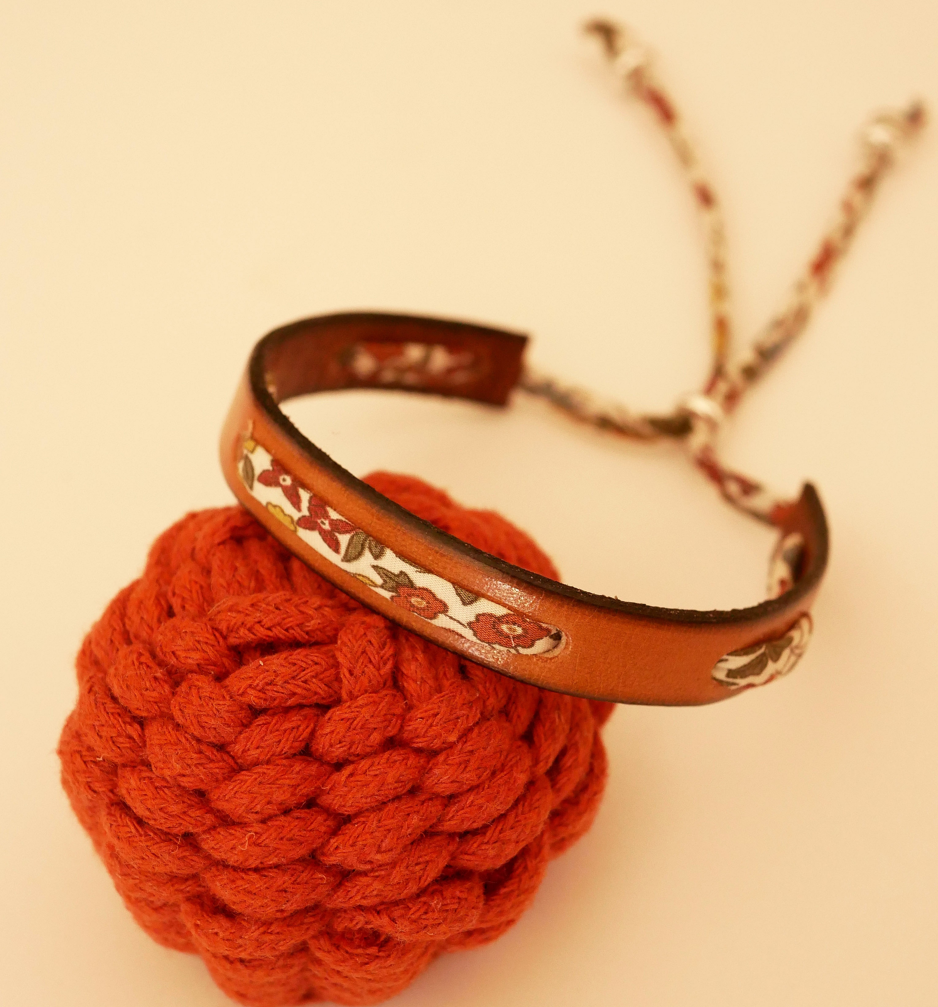 Bracelet Florâme personnalisable en cuir et cordon Liberty fleuri.