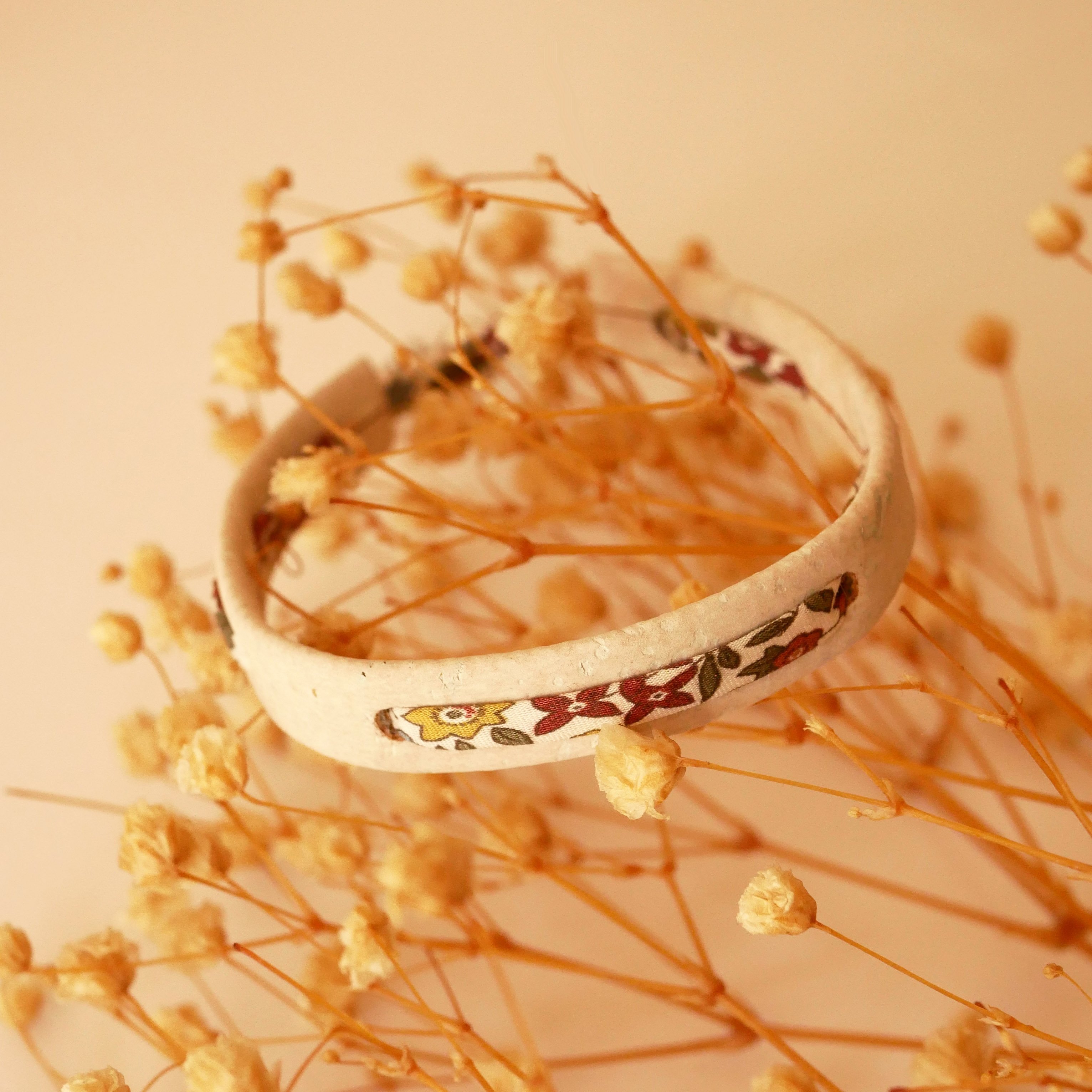 Bracciale di piante Florâme con nastro Ava liberty su sughero bianco
