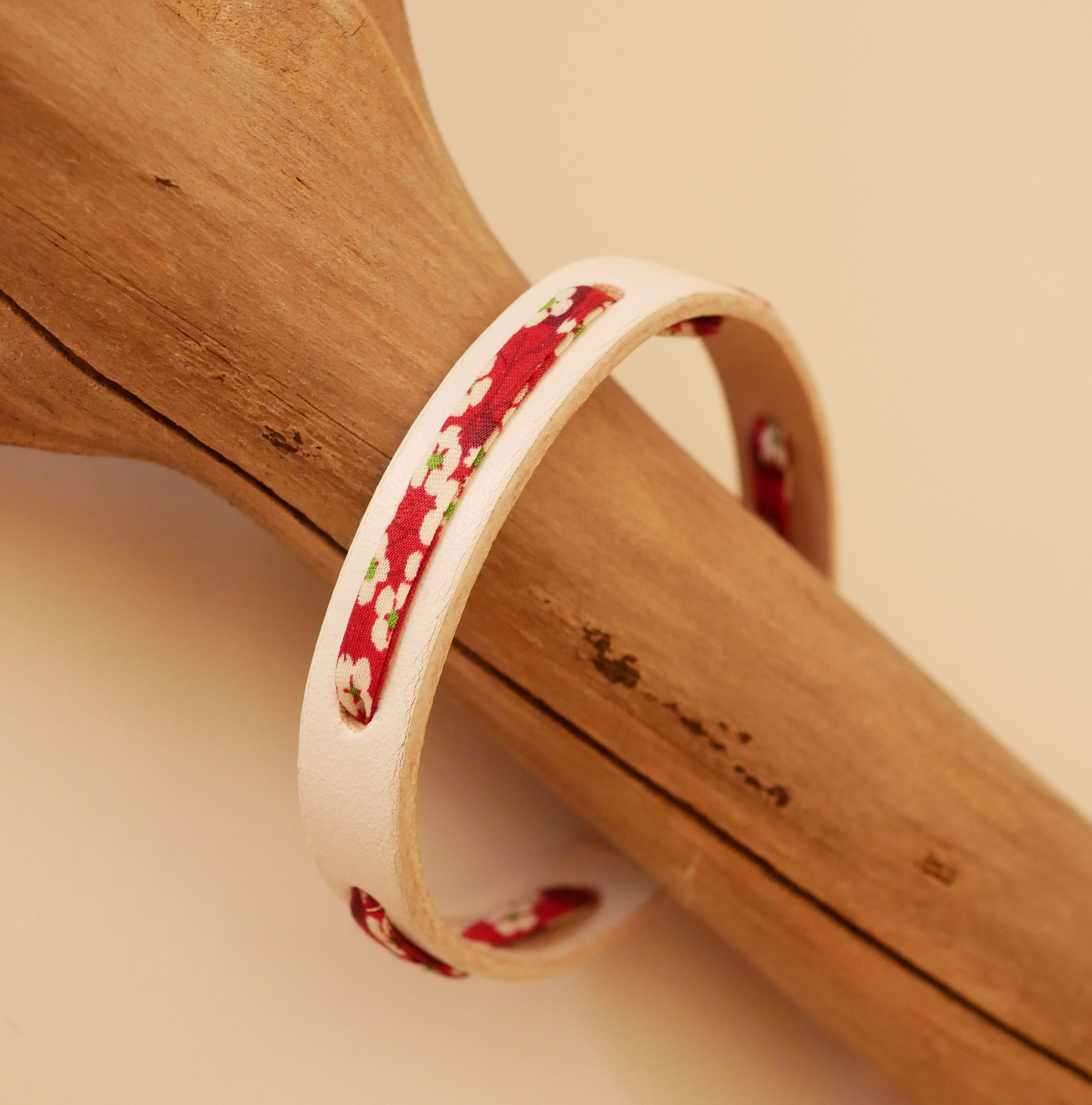 Bracciale Florâme con nastro Misti liberty rosso su pelle bianca