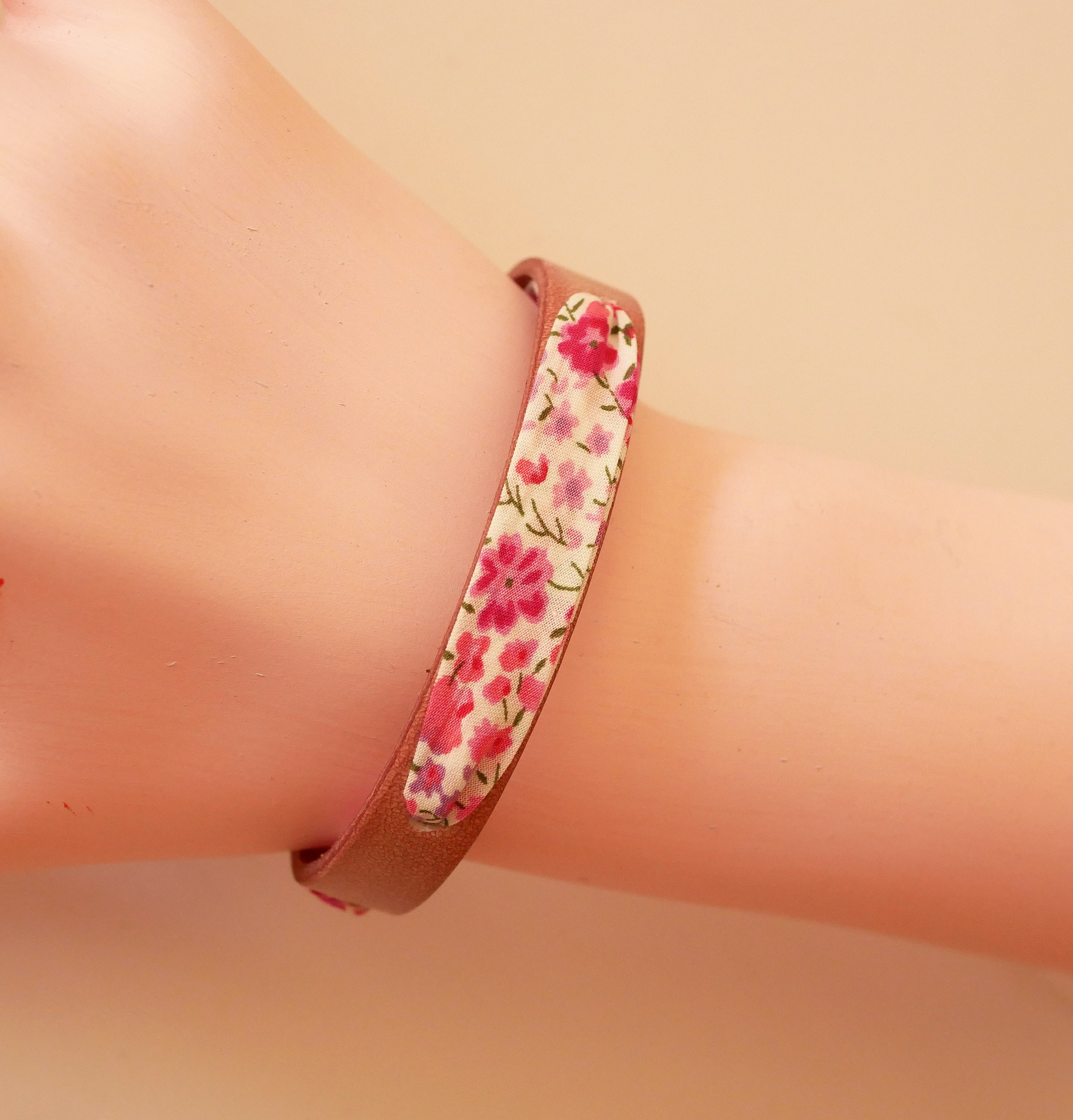 Bracciale Flor&acirc;me con fiori di nastro liberty rosa su pelle rosa invecchiata