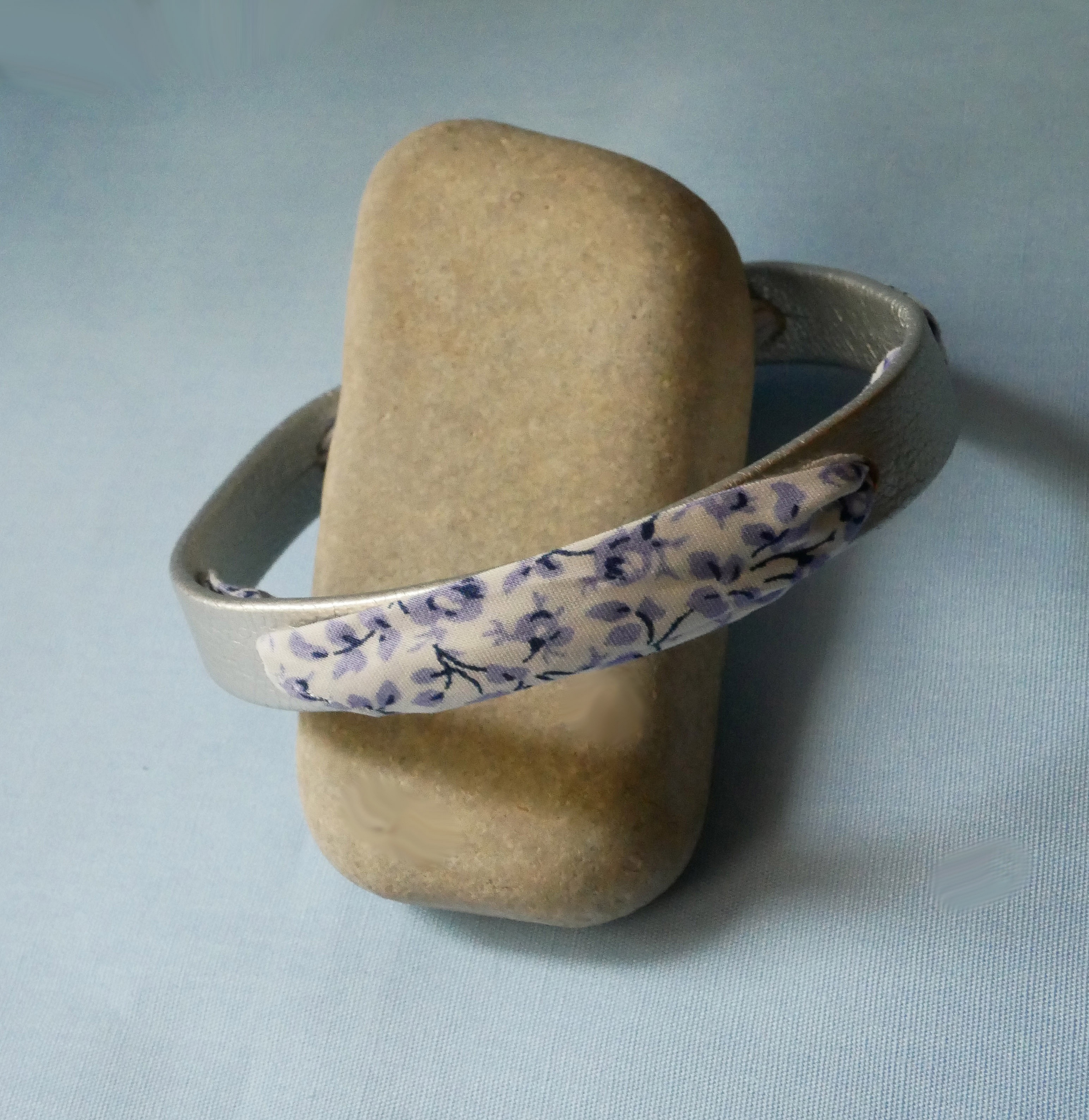 Bracciale Flor&acirc;me con nastro liberty e fiori blu su pelle argentata