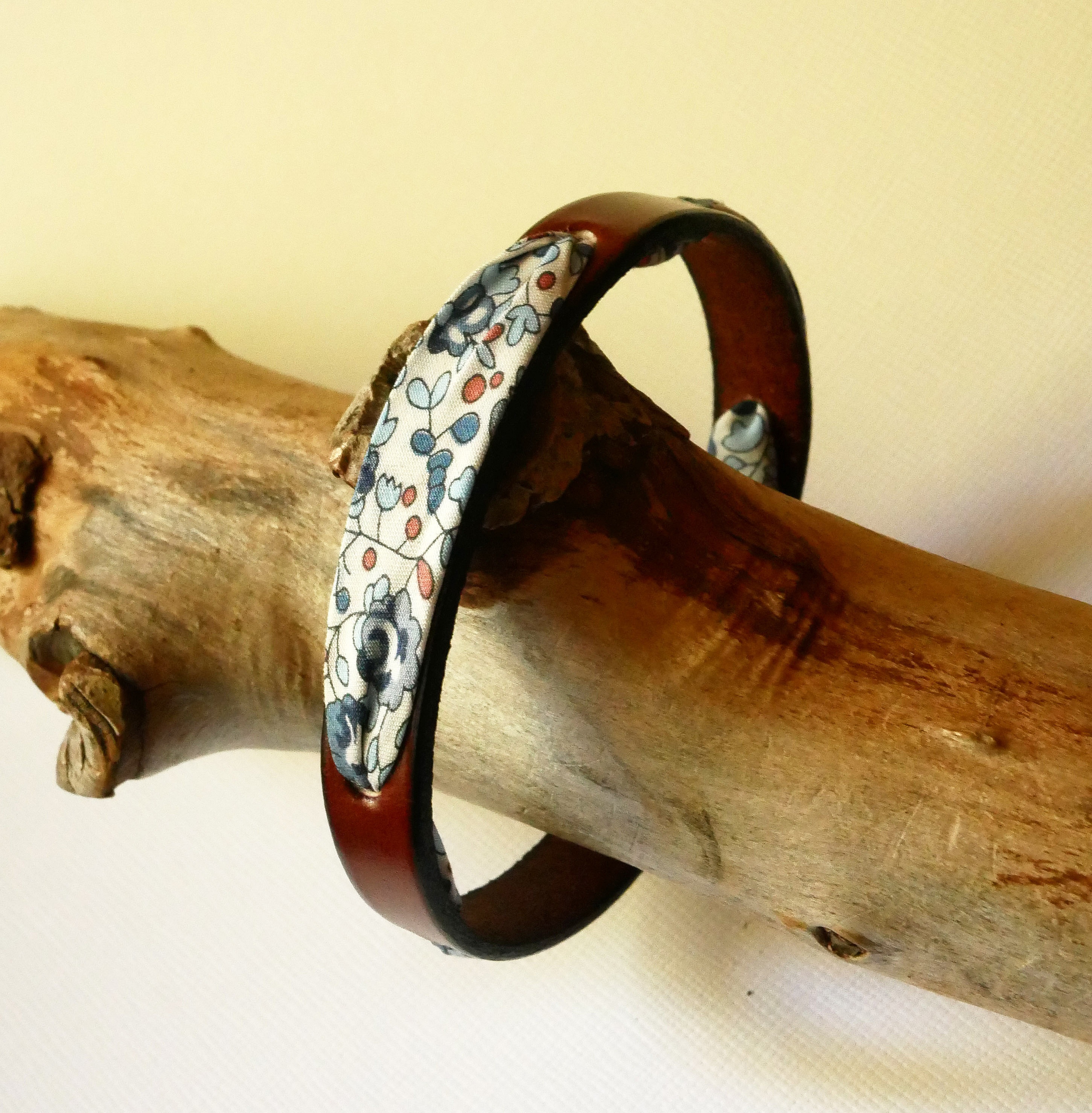 Bracciale Flor&acirc;me con nastro liberty Elo&iuml;se fiori blu su pelle marrone