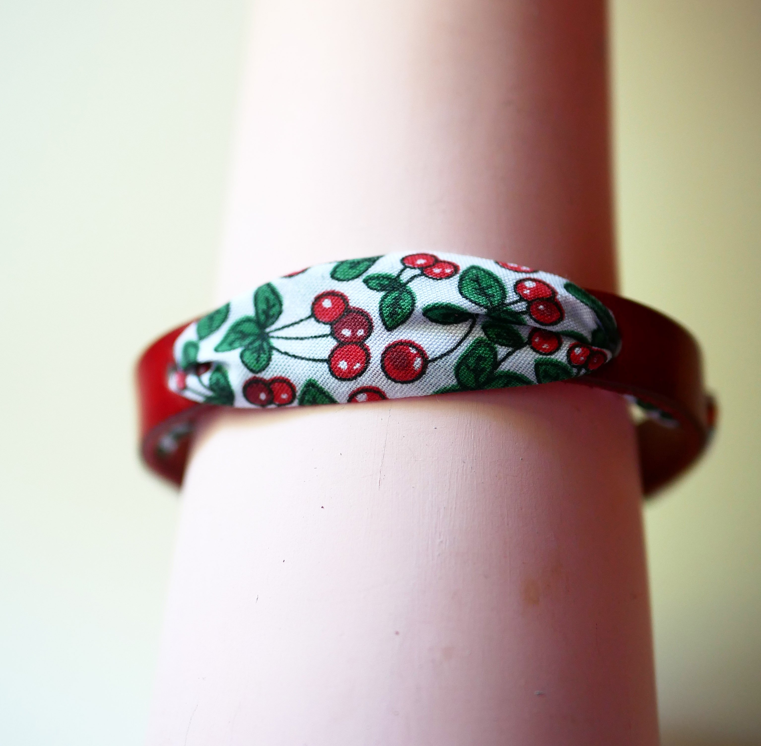 Bracciale Florâme con nastro di frutti di ciliegio su pelle rossa