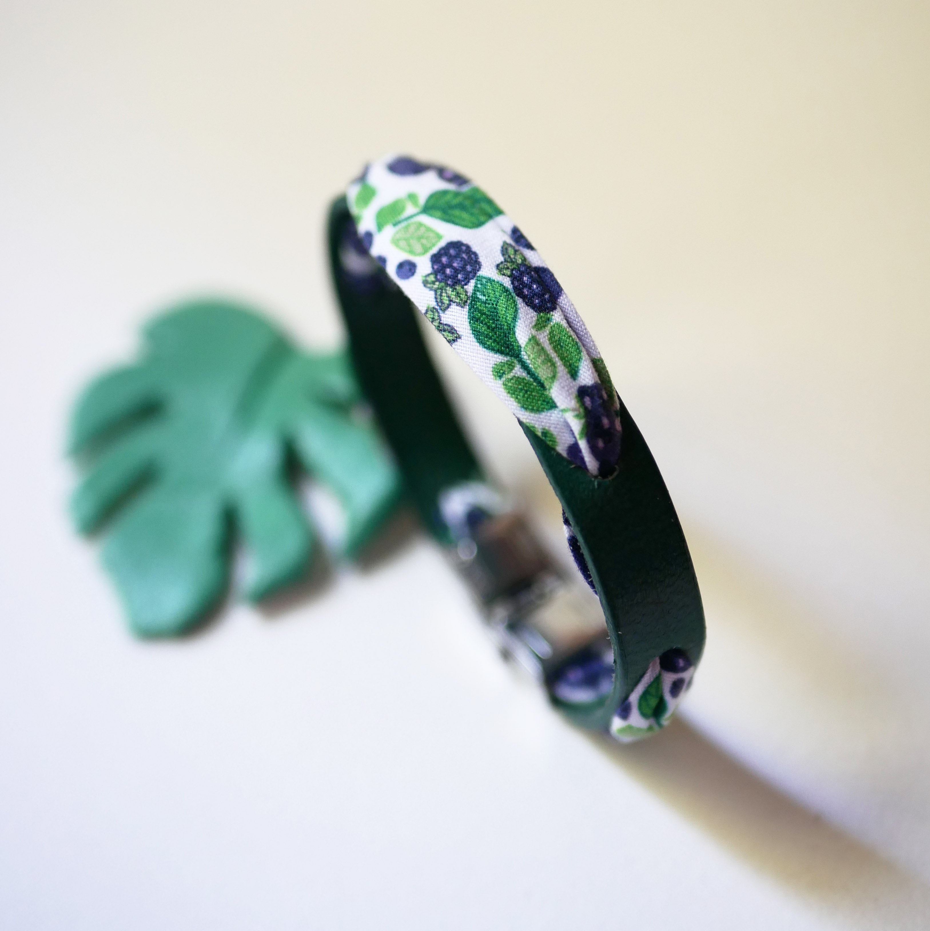 Bracciale Flor&acirc;me con nastro di frutti di mora su pelle verde
