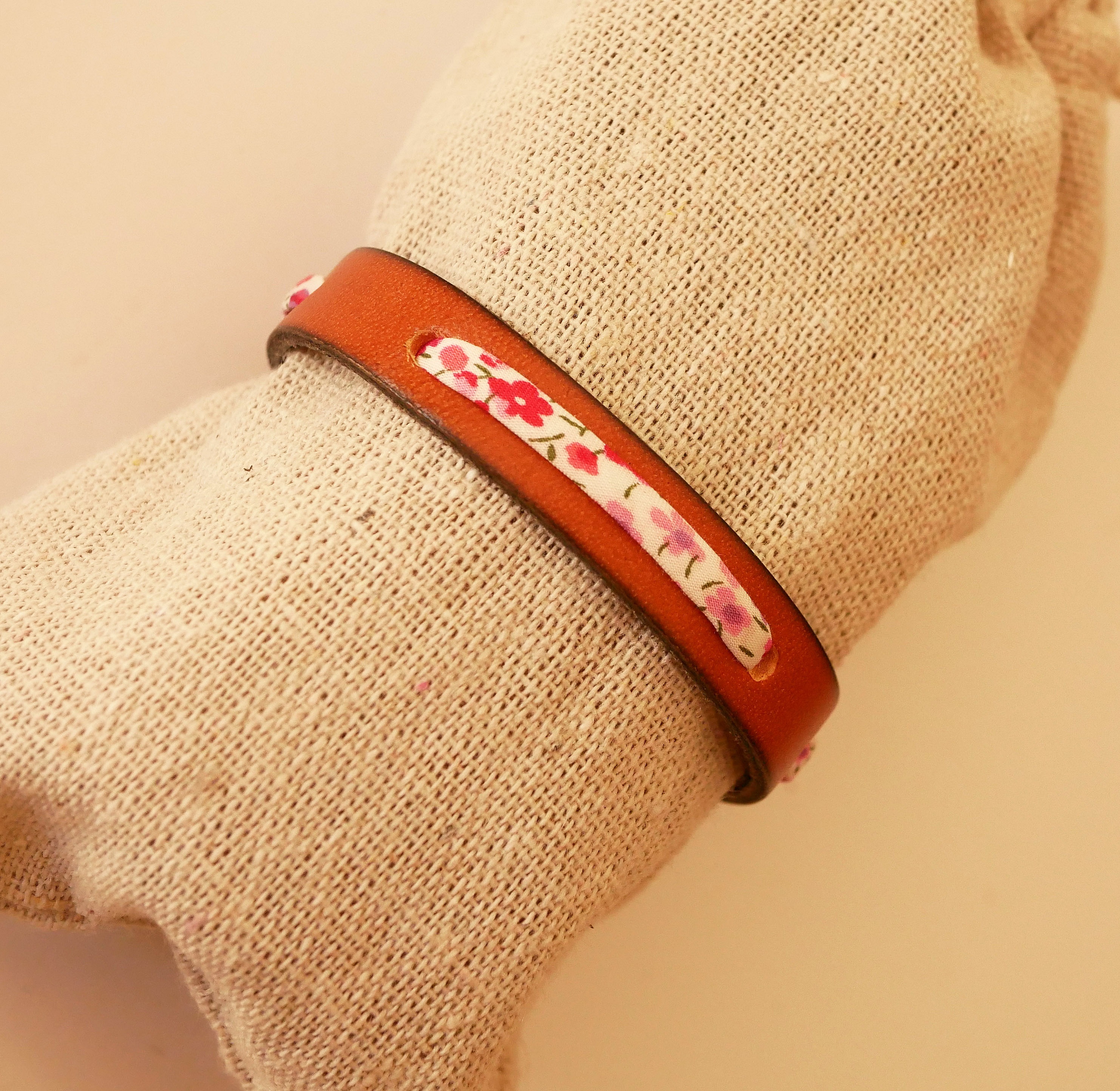 Bracciale Flor&acirc;me con nastro liberty Phoebe Rose su pelle marrone