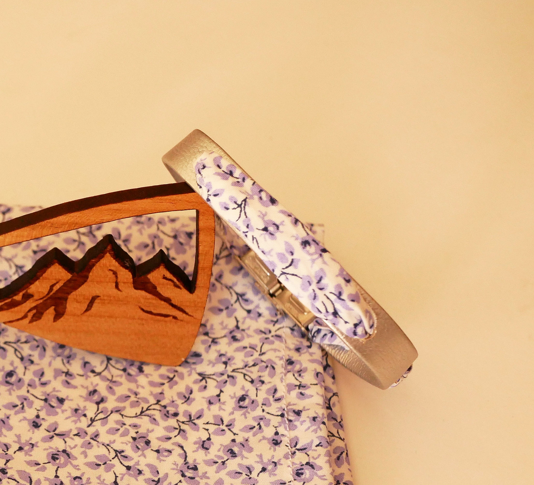 Bracciale Flor&acirc;me con nastro liberty e fiori blu su pelle argentata