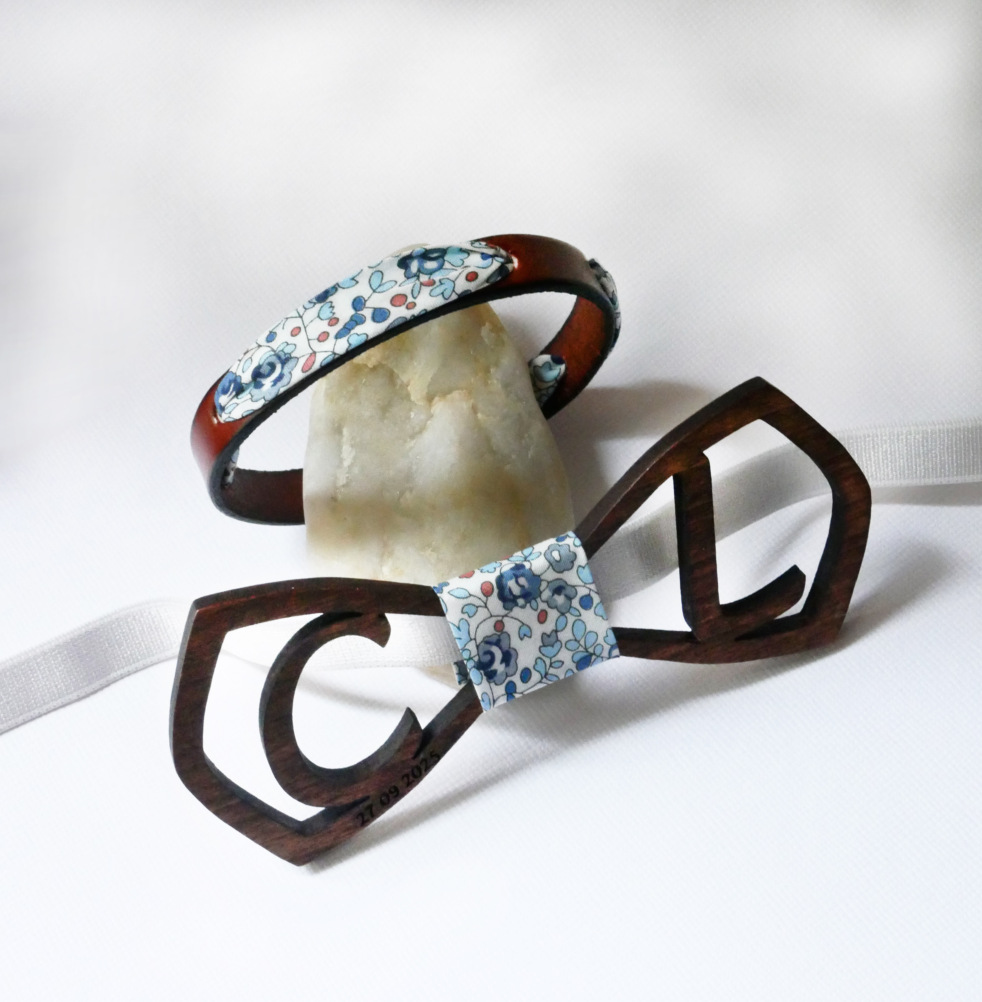 Bracciale Florâme con nastro liberty Eloïse fiori blu su pelle marrone