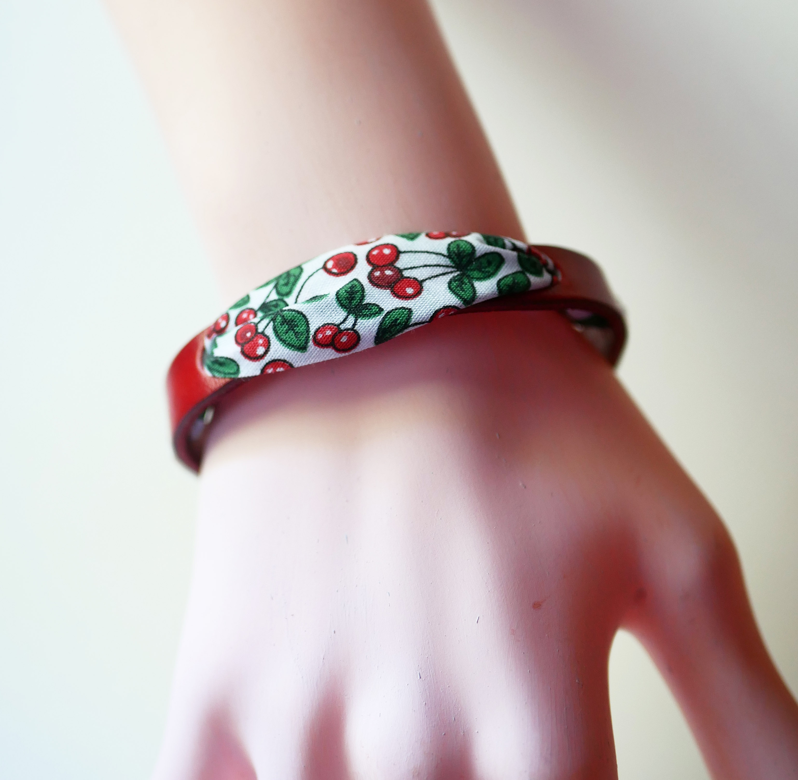 Bracciale Florâme con nastro di frutti di ciliegio su pelle rossa