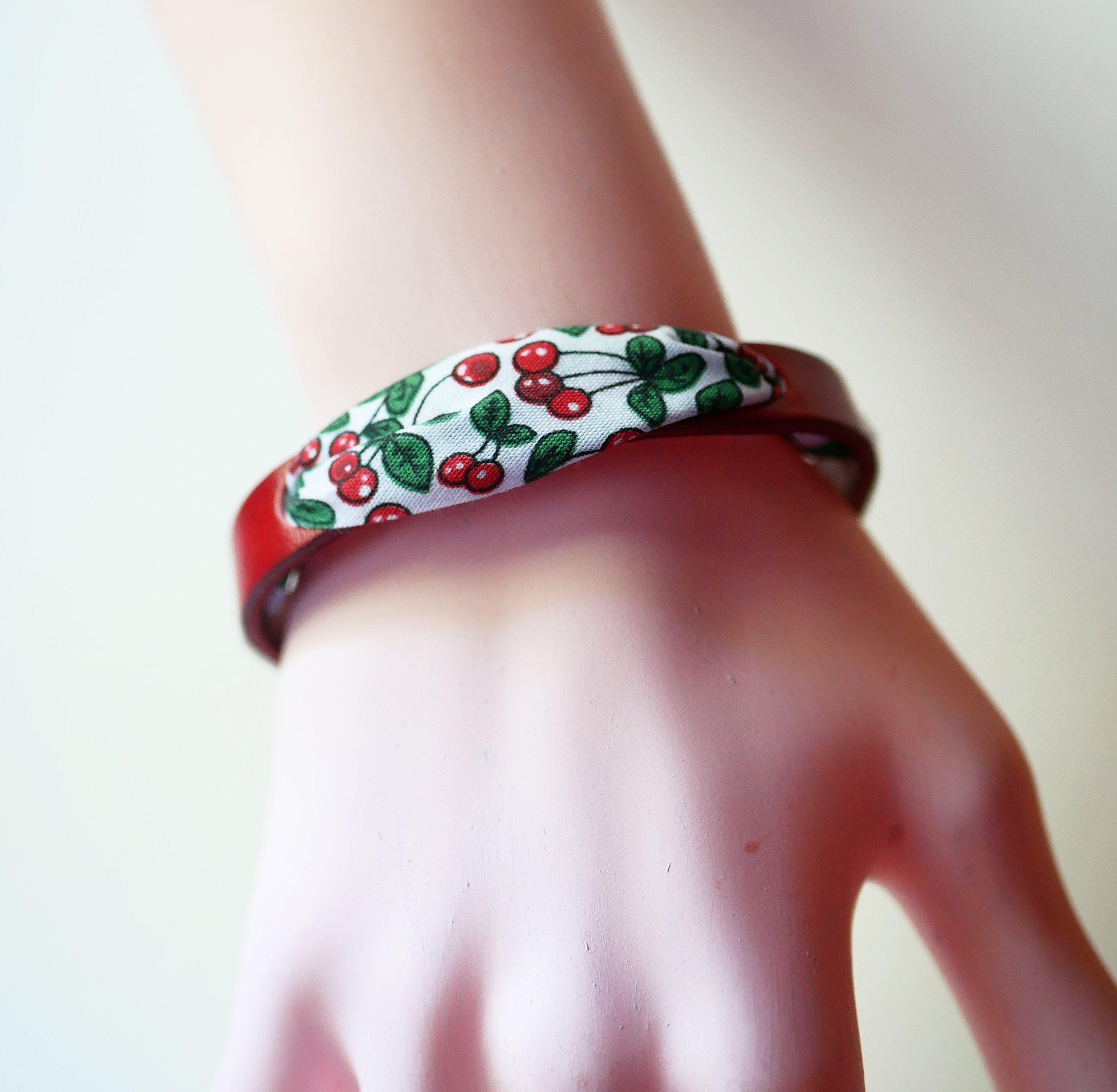 Bracciale Florâme con nastro di frutti di ciliegio su pelle rossa