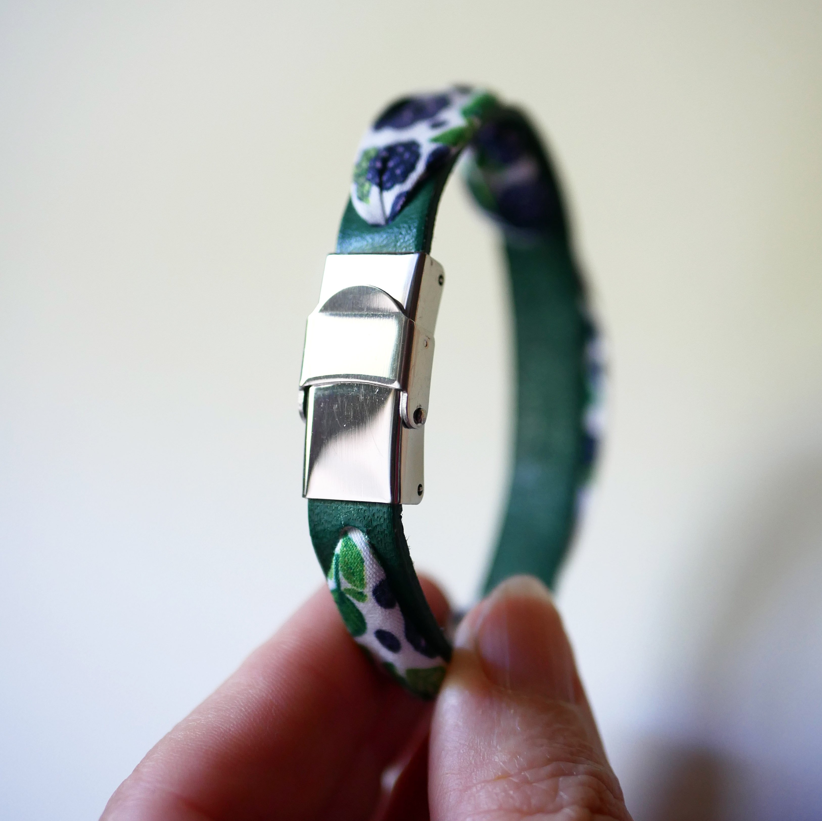 Bracciale Flor&acirc;me con nastro di frutti di mora su pelle verde