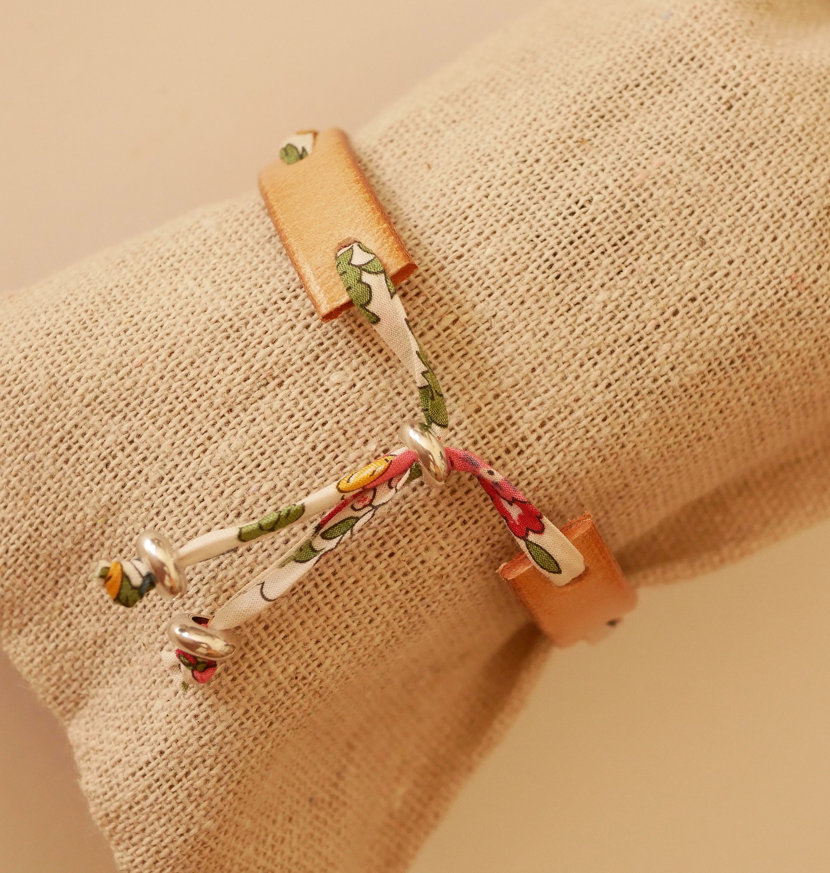 Bracciale con nastro liberty Flor&acirc;me alla fragola su pelle naturale