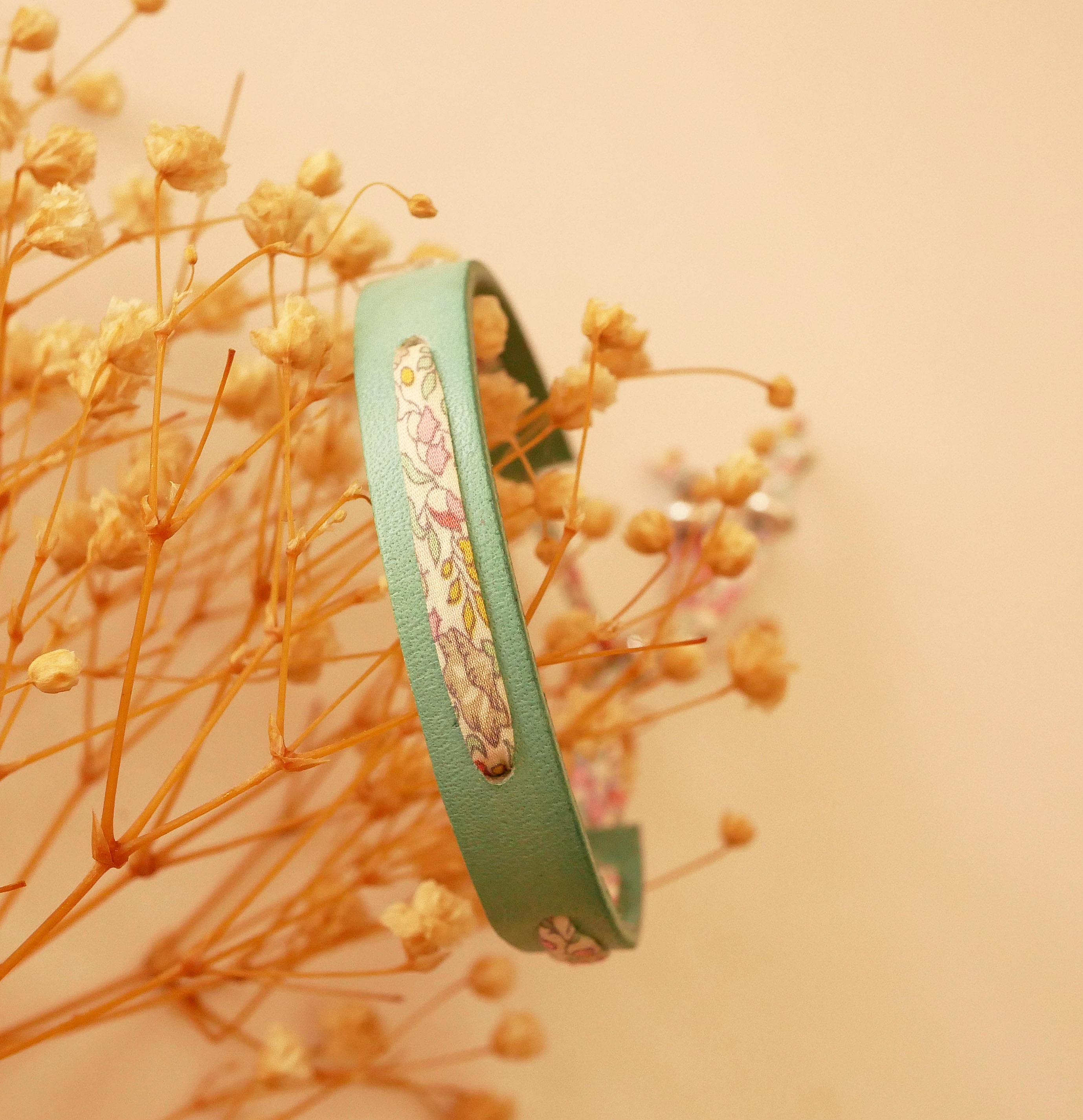 Bracciale Flor&acirc;me con nastro liberty pastello su pelle verde celeste