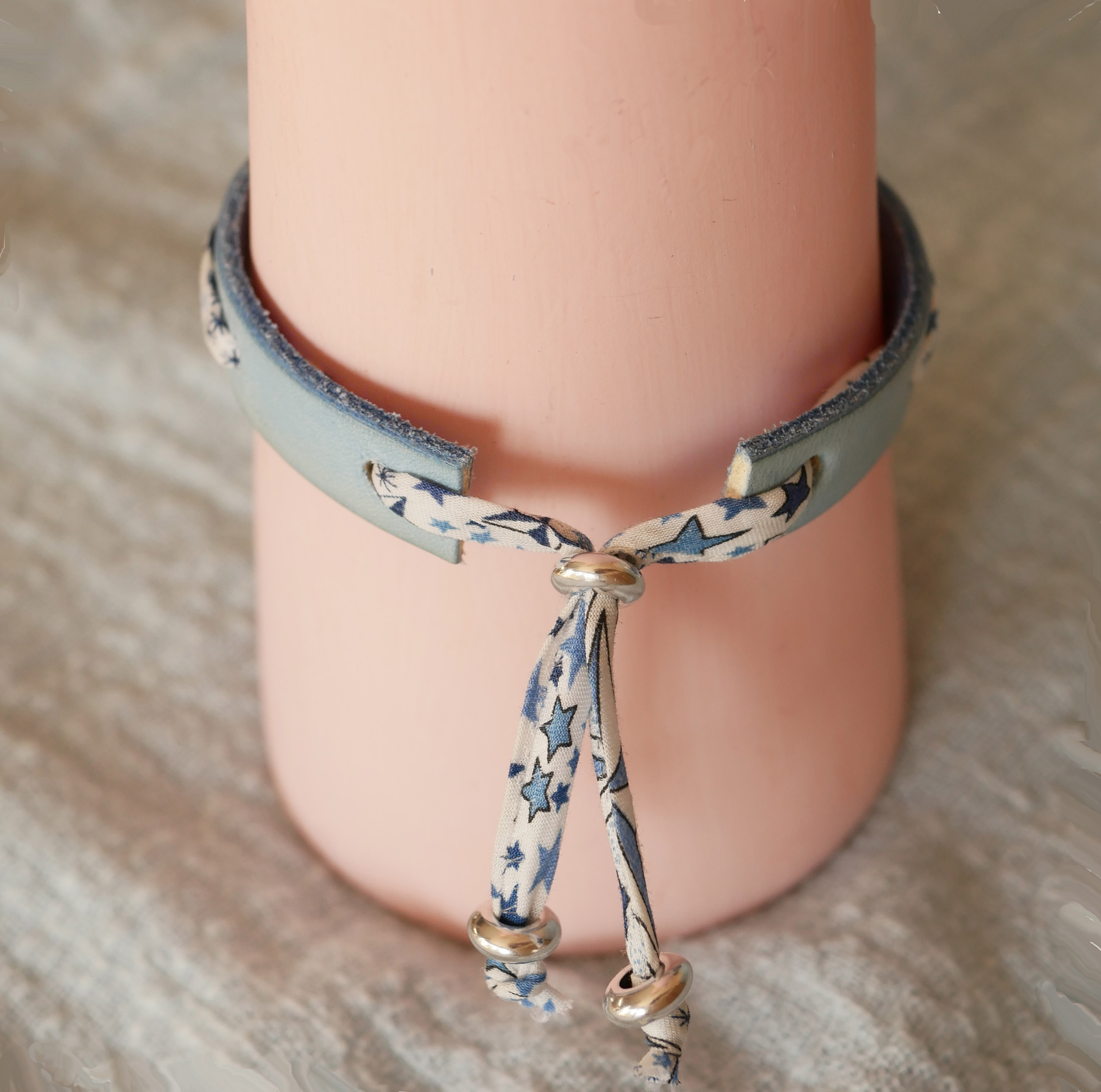 Bracciale Florâme con nastro liberty stelle blu su pelle celeste