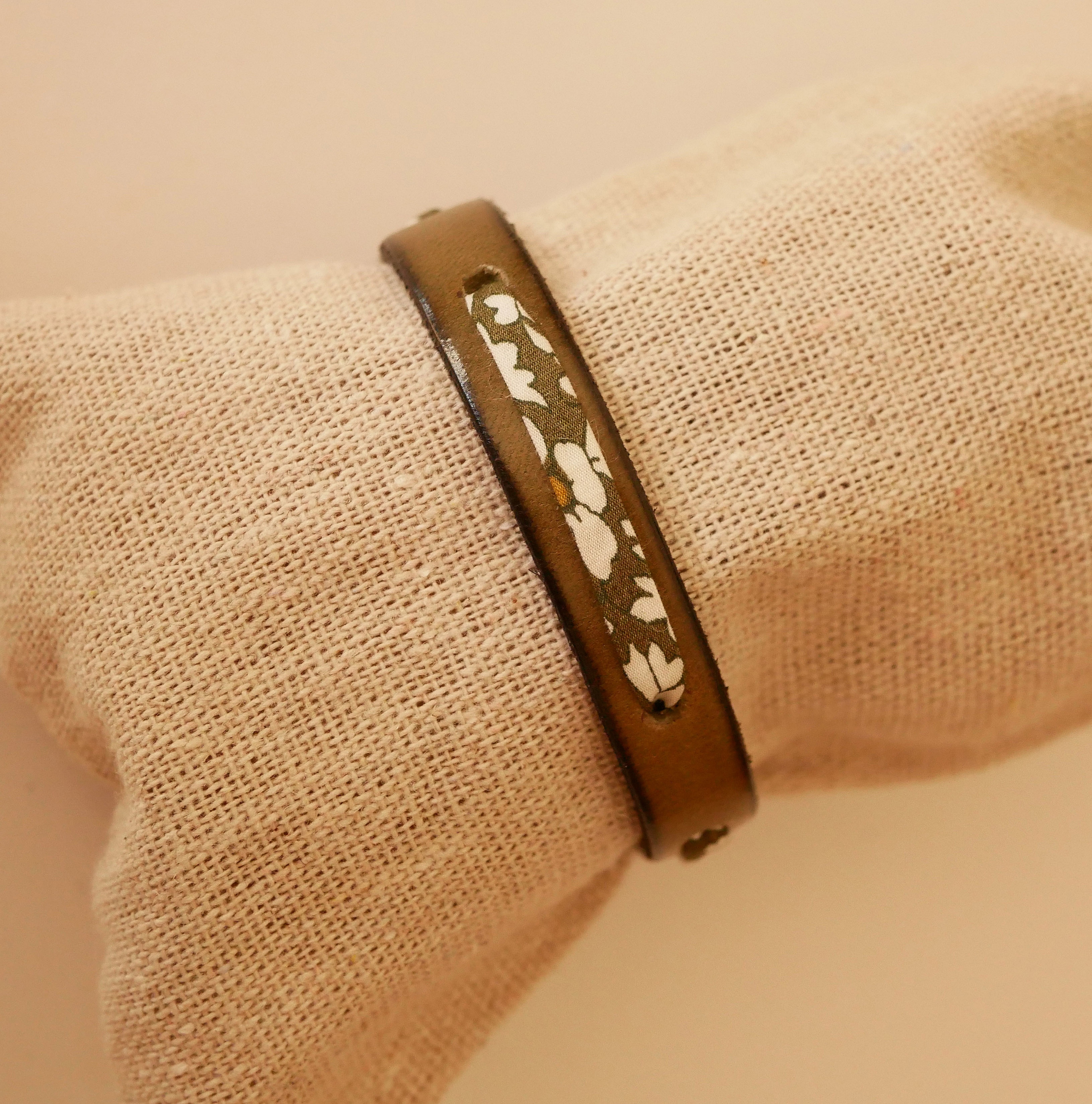 Bracciale Flor&acirc;me con nastro liberty verde su pelle verde lime