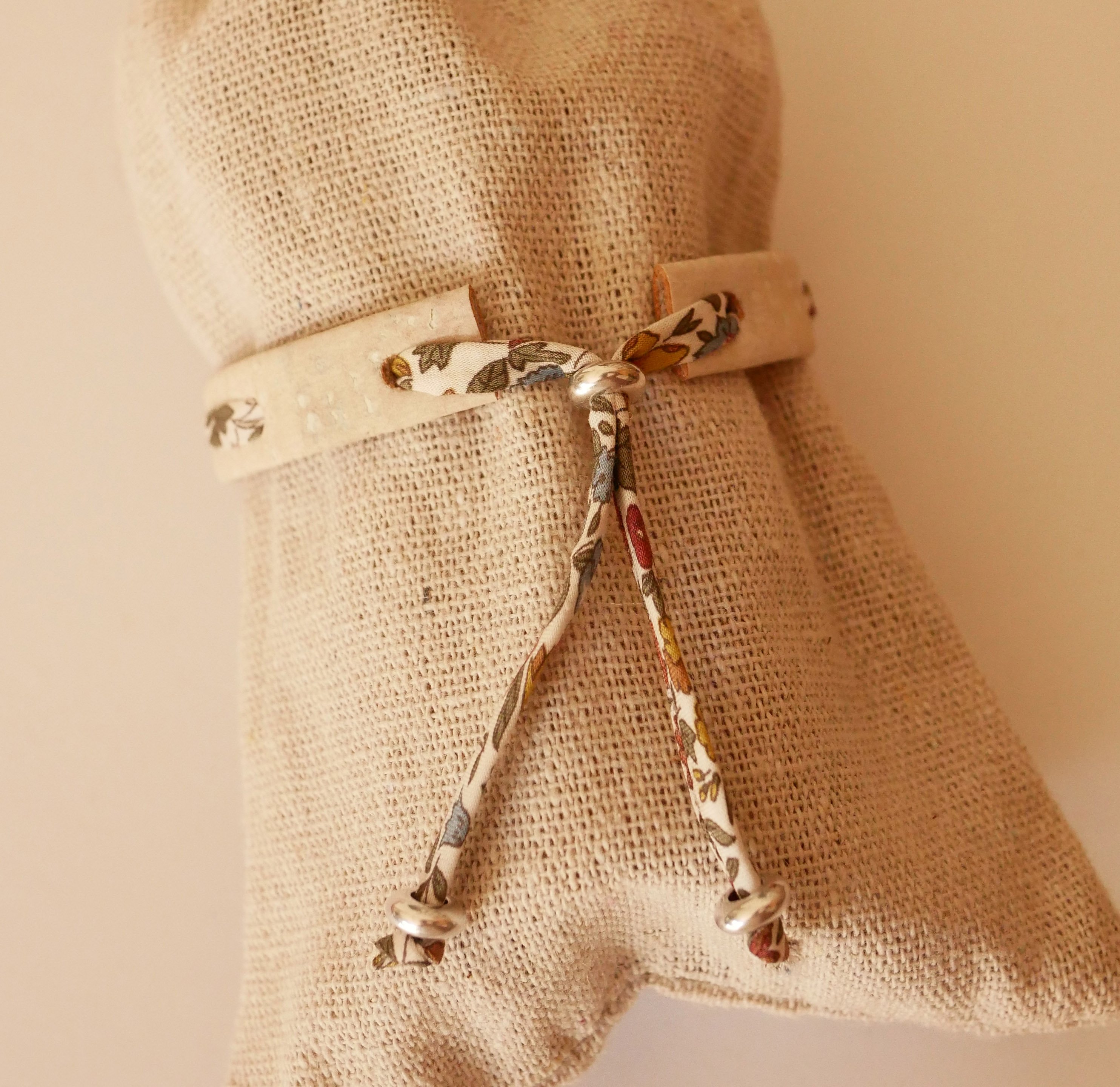 Bracciale di piante Florâme con nastro Ava liberty su sughero bianco