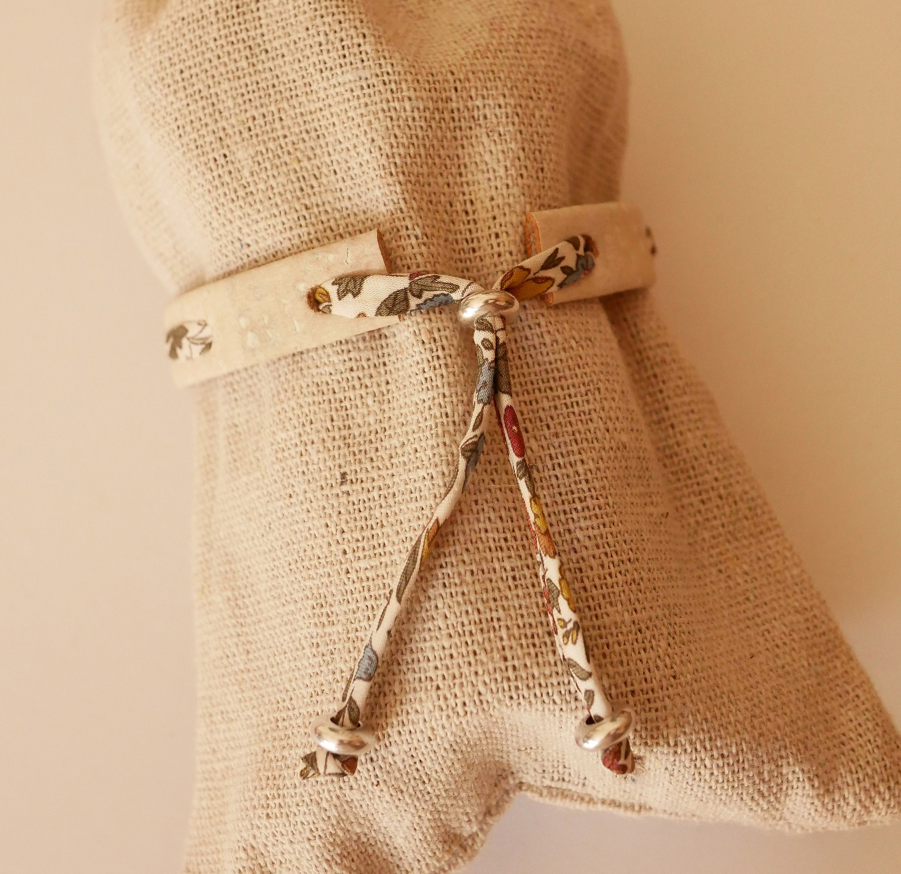 Bracelet Florâme en liège blanc avec ruban liberty Ava.