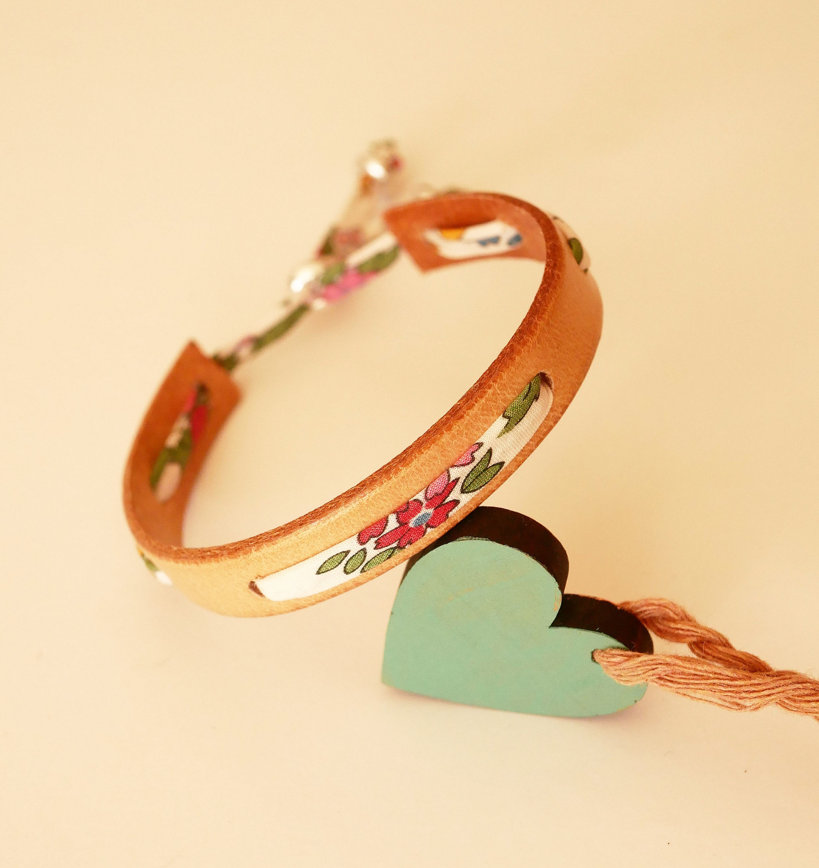 Bracciale con nastro liberty Flor&acirc;me alla fragola su pelle naturale